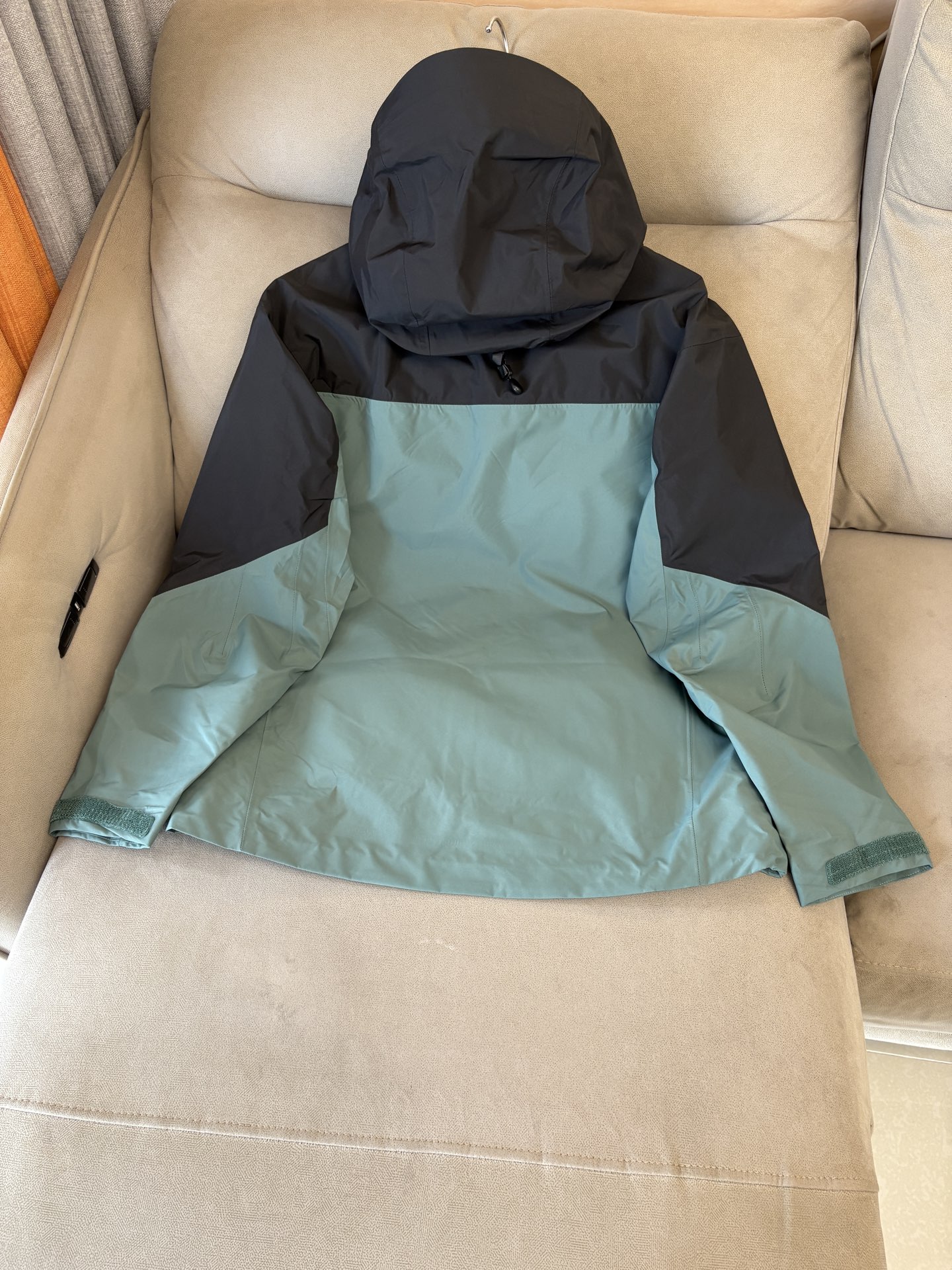 爆款 顶配 Beta SL冲锋衣是一款专为户外探险设计的高性能外套。采用GORE-TEX 面料。具备卓越