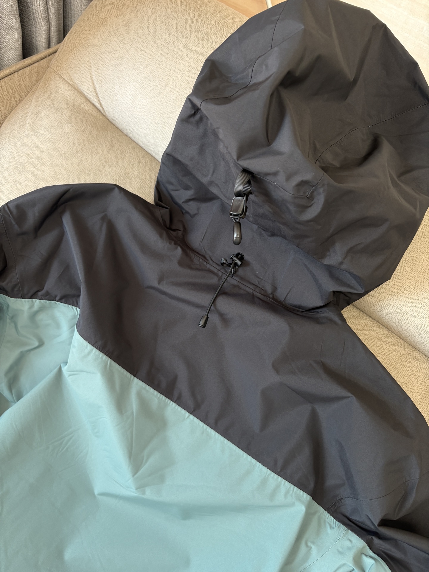 爆款 顶配 Beta SL冲锋衣是一款专为户外探险设计的高性能外套。采用GORE-TEX 面料。具备卓越