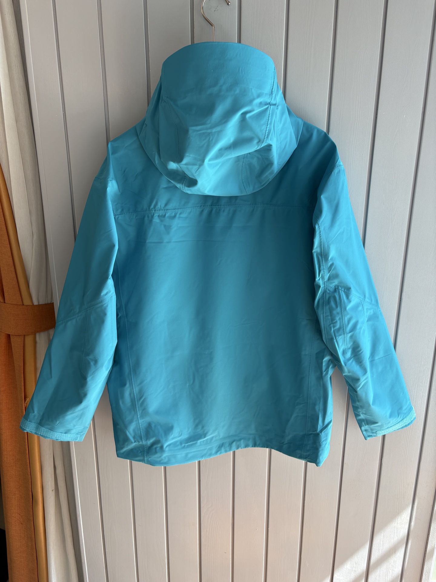 爆款 顶配 Beta SL冲锋衣是一款专为户外探险设计的高性能外套。采用GORE-TEX 面料。具备卓越