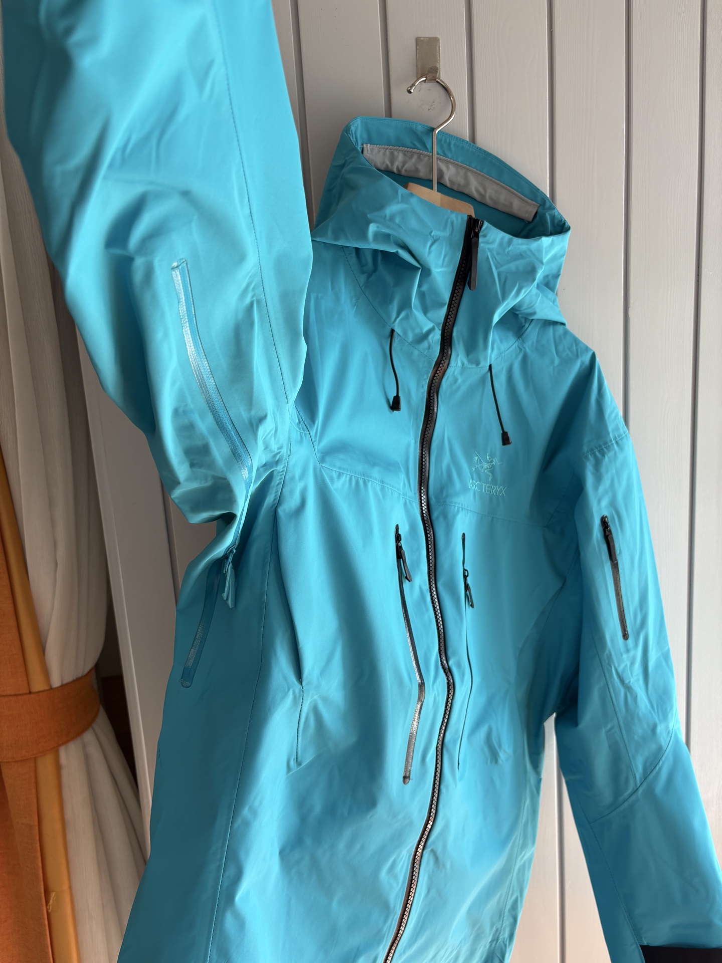 爆款 顶配 Beta SL冲锋衣是一款专为户外探险设计的高性能外套。采用GORE-TEX 面料。具备卓越