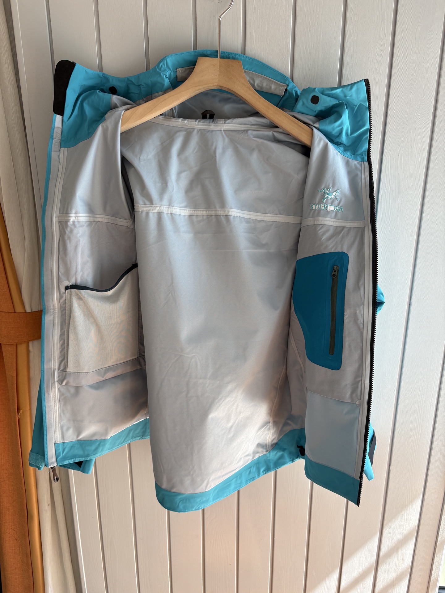 爆款 顶配 Beta SL冲锋衣是一款专为户外探险设计的高性能外套。采用GORE-TEX 面料。具备卓越