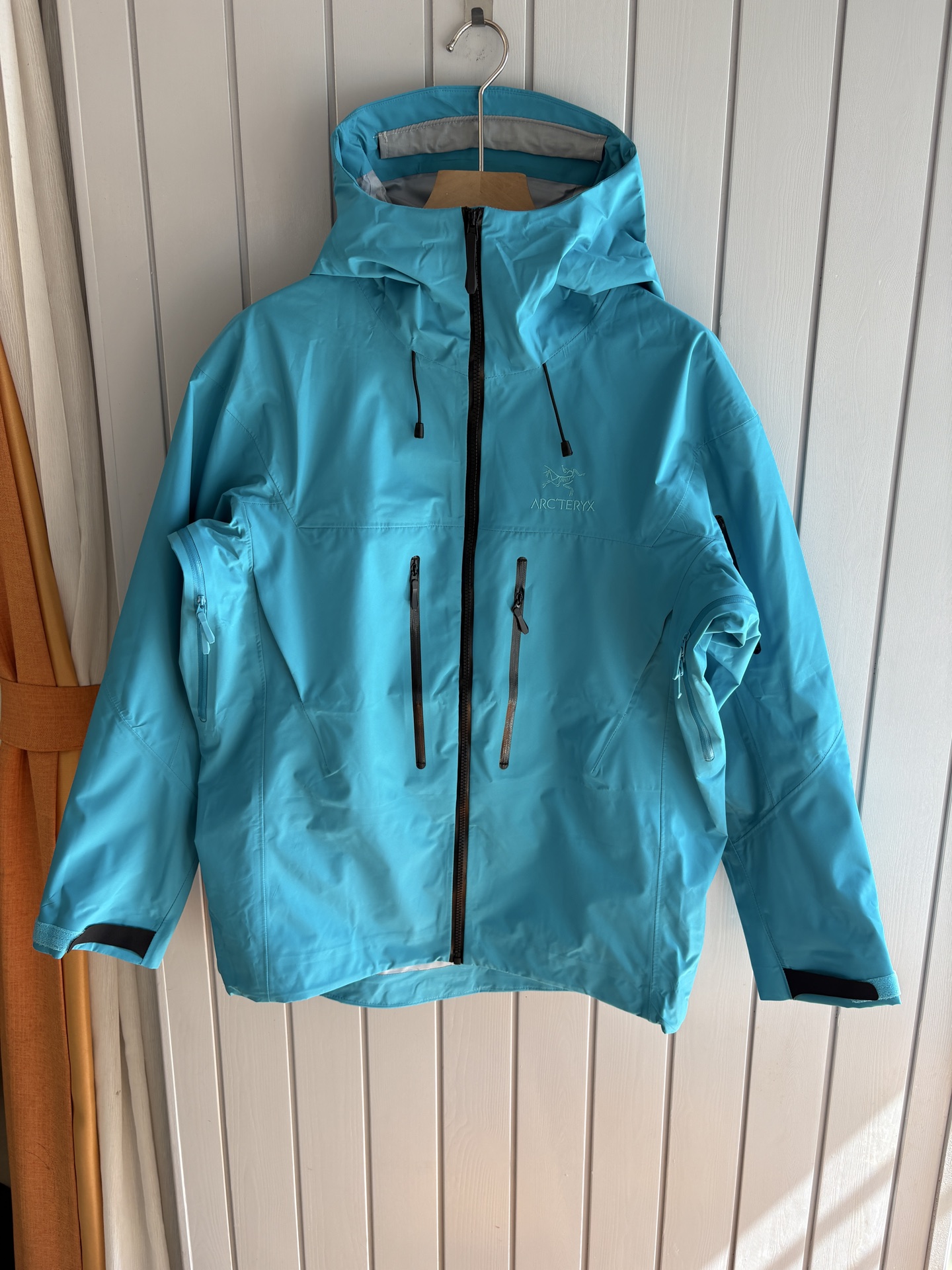 爆款 顶配 Beta SL冲锋衣是一款专为户外探险设计的高性能外套。采用GORE-TEX 面料。具备卓越