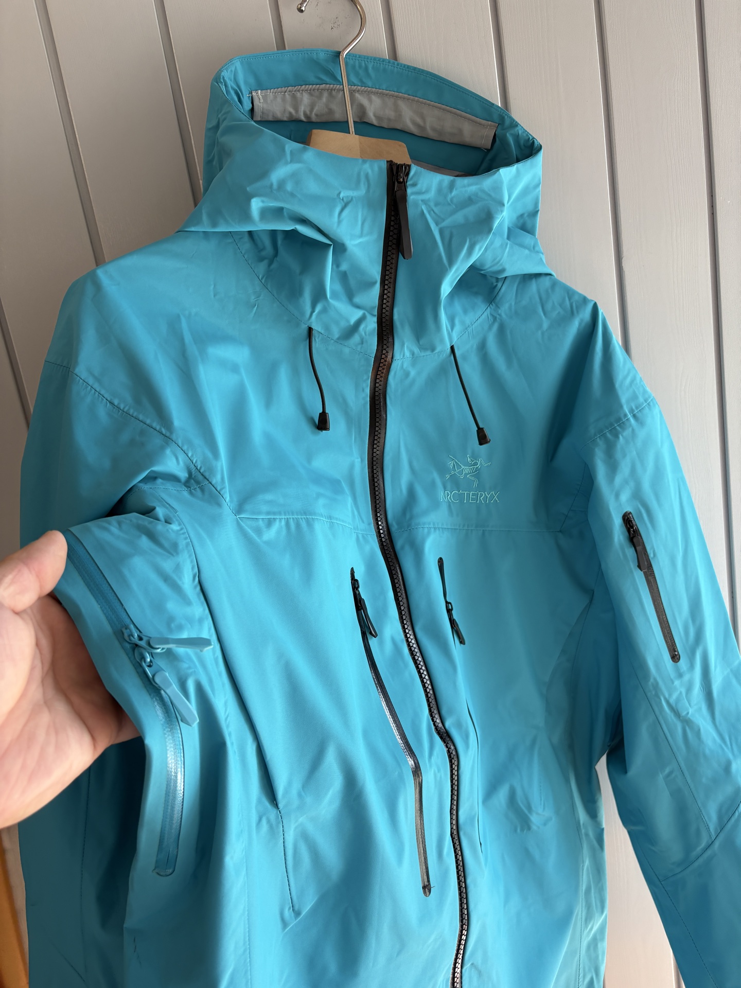 爆款 顶配 Beta SL冲锋衣是一款专为户外探险设计的高性能外套。采用GORE-TEX 面料。具备卓越