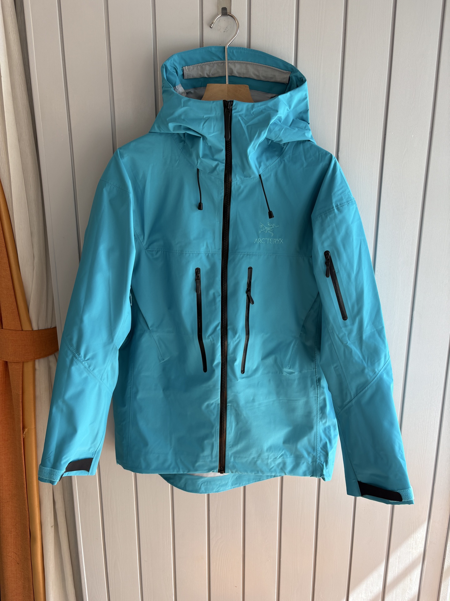 爆款 顶配 Beta SL冲锋衣是一款专为户外探险设计的高性能外套。采用GORE-TEX 面料。具备卓越