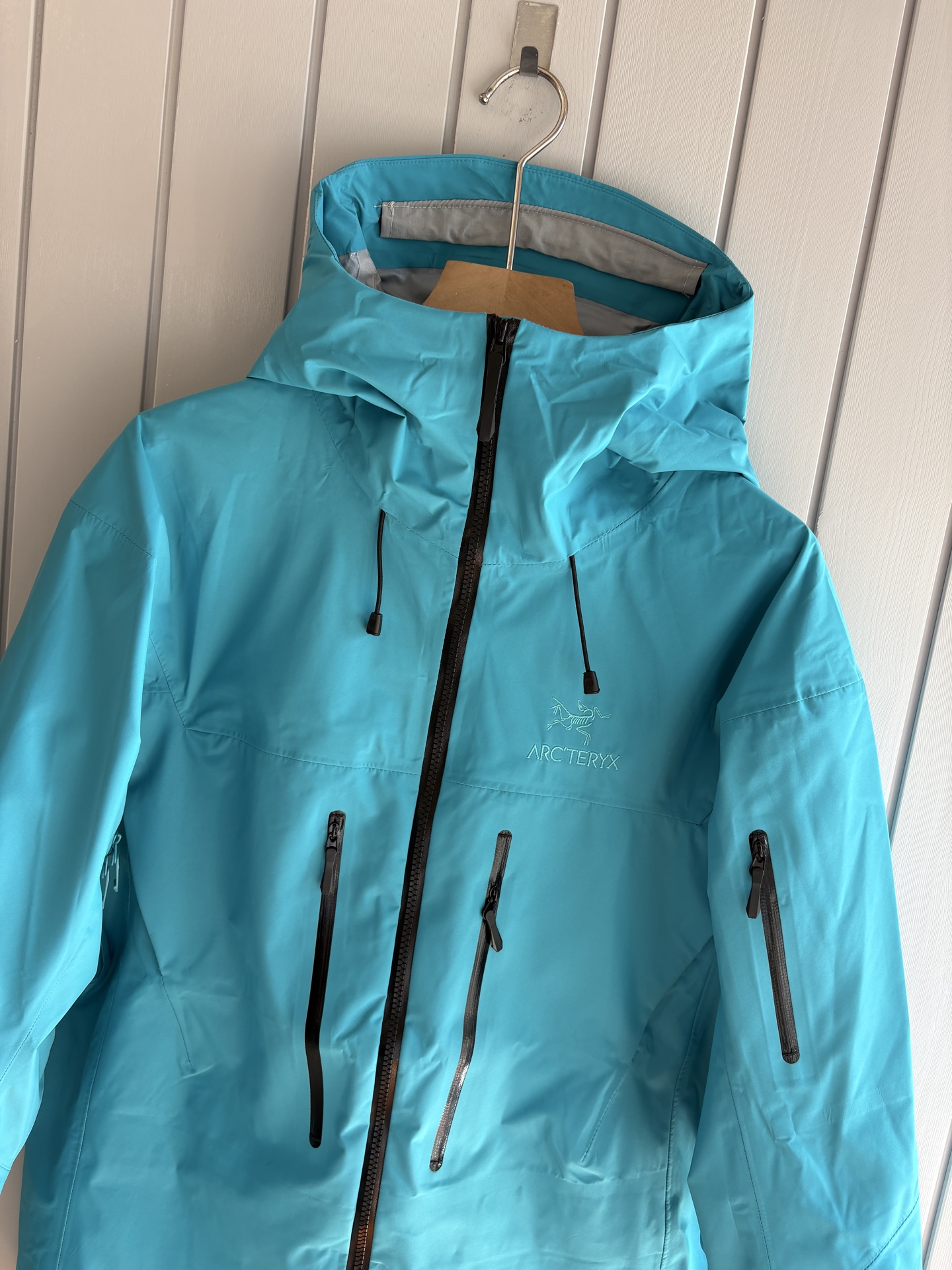 爆款 顶配 Beta SL冲锋衣是一款专为户外探险设计的高性能外套。采用GORE-TEX 面料。具备卓越