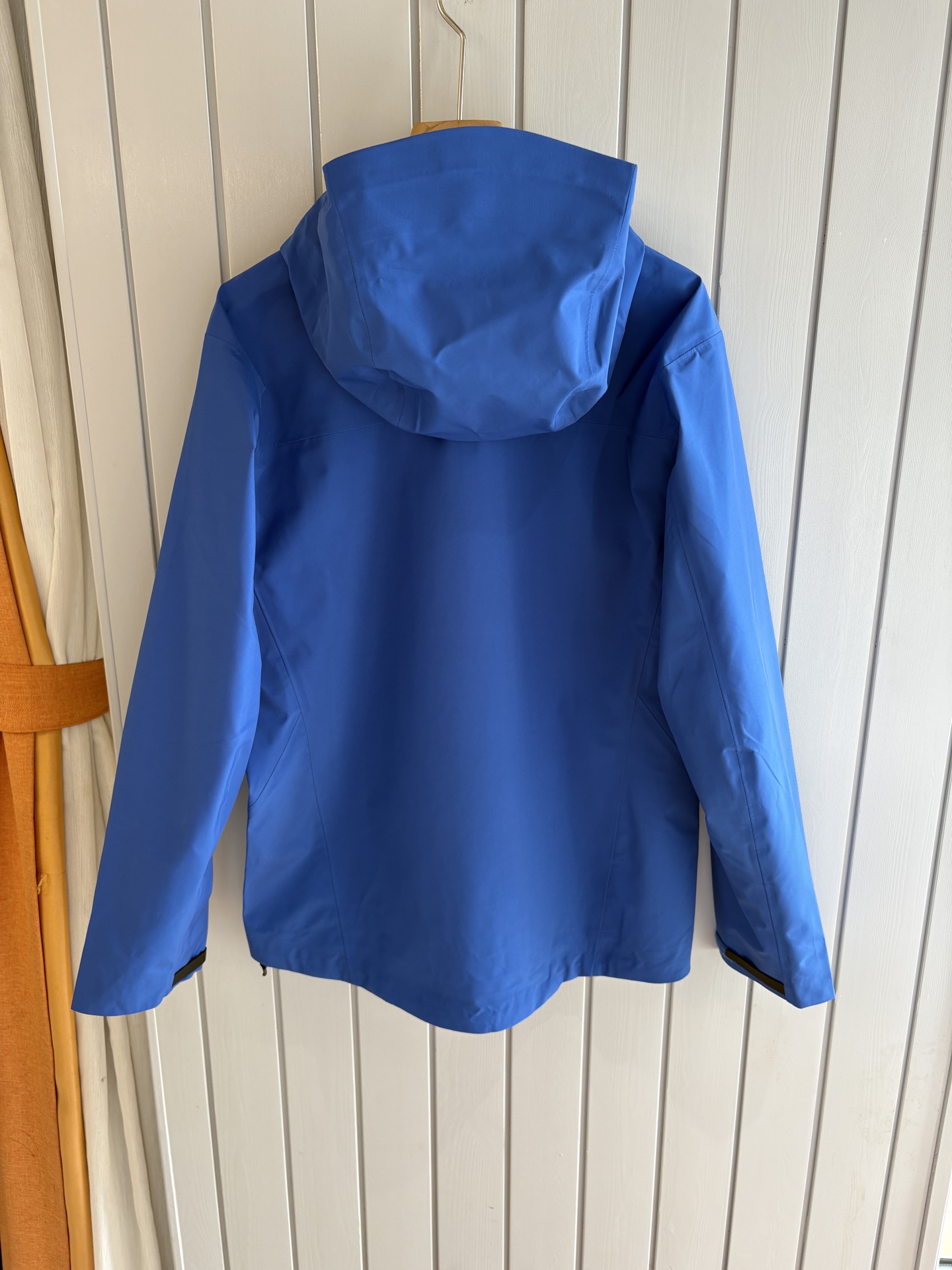 爆款 顶配 Beta SL冲锋衣是一款专为户外探险设计的高性能外套。采用GORE-TEX 面料。具备卓越