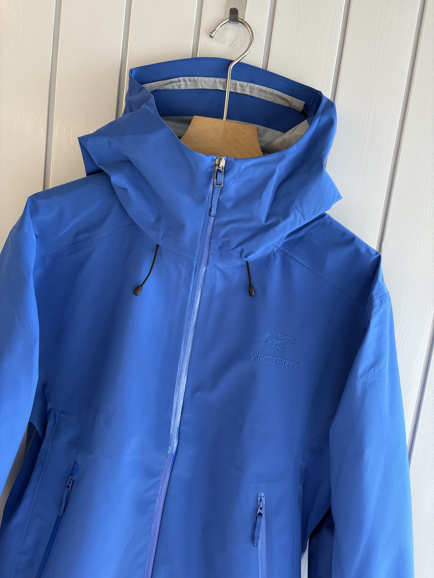 爆款 顶配 Beta SL冲锋衣是一款专为户外探险设计的高性能外套。采用GORE-TEX 面料。具备卓越