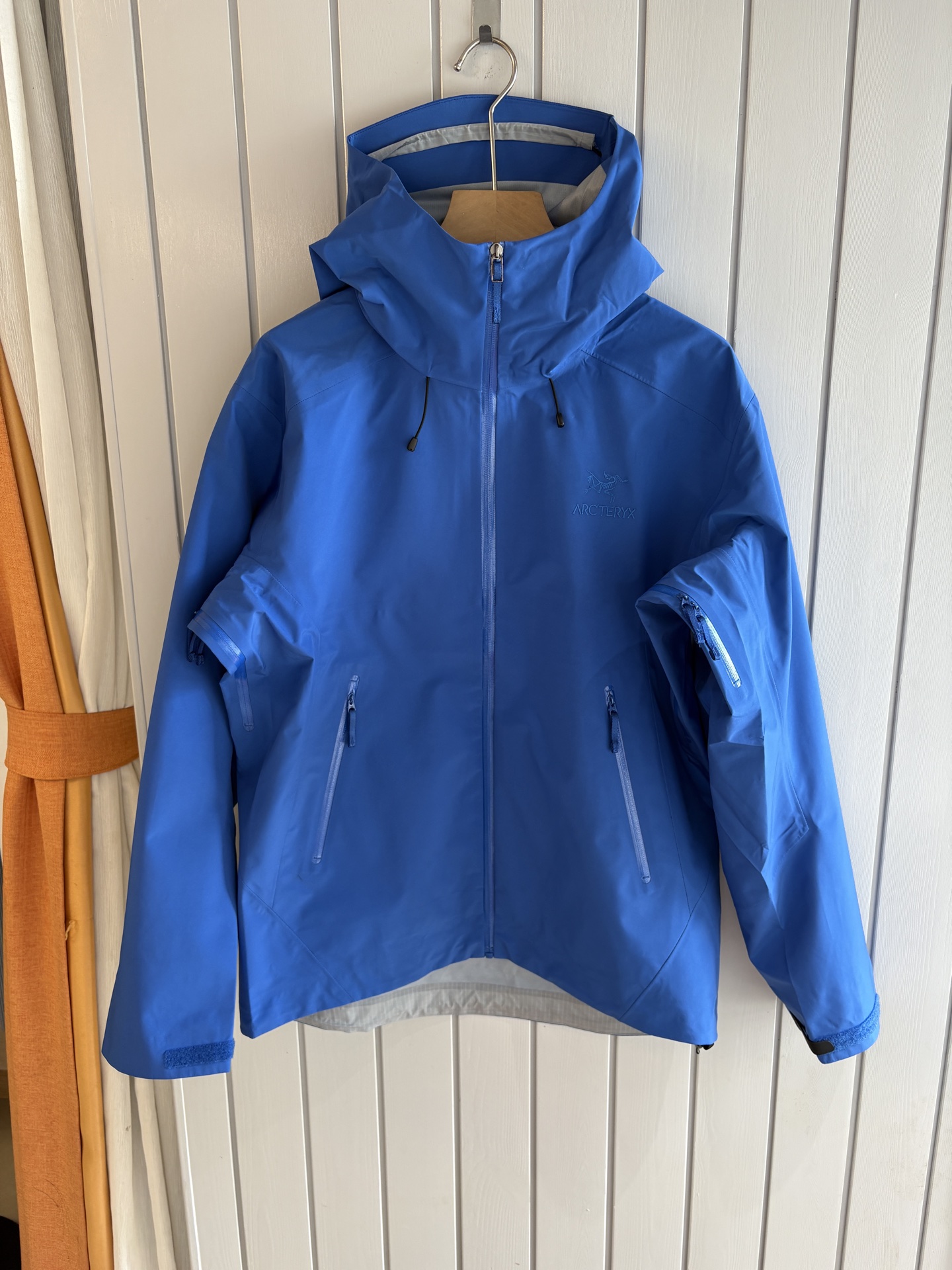 爆款 顶配 Beta SL冲锋衣是一款专为户外探险设计的高性能外套。采用GORE-TEX 面料。具备卓越