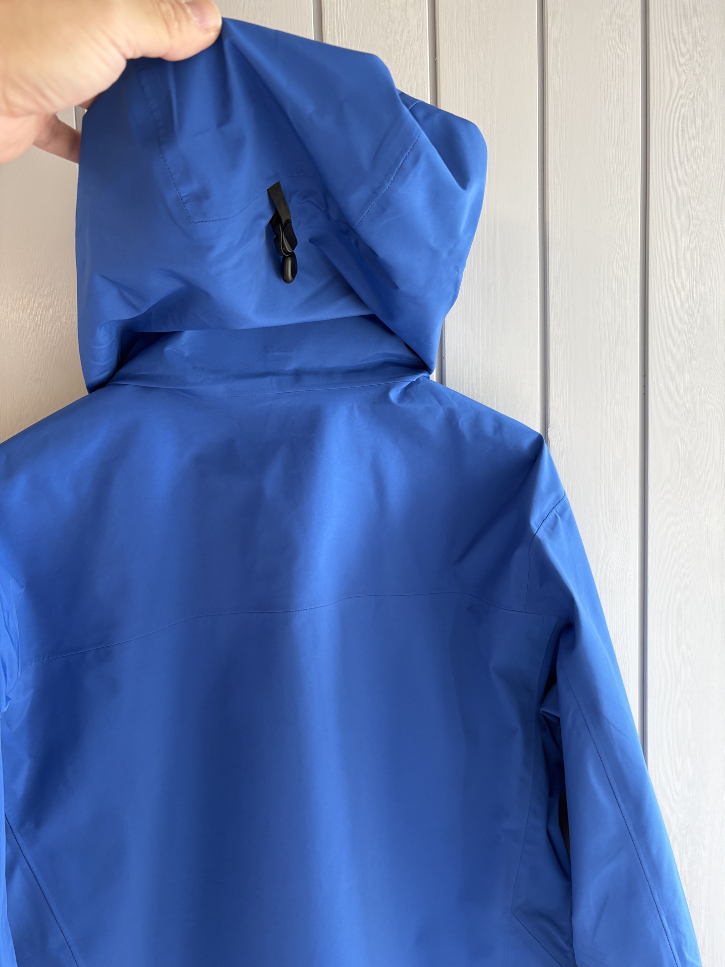 爆款 顶配 Beta SL冲锋衣是一款专为户外探险设计的高性能外套。采用GORE-TEX 面料。具备卓越