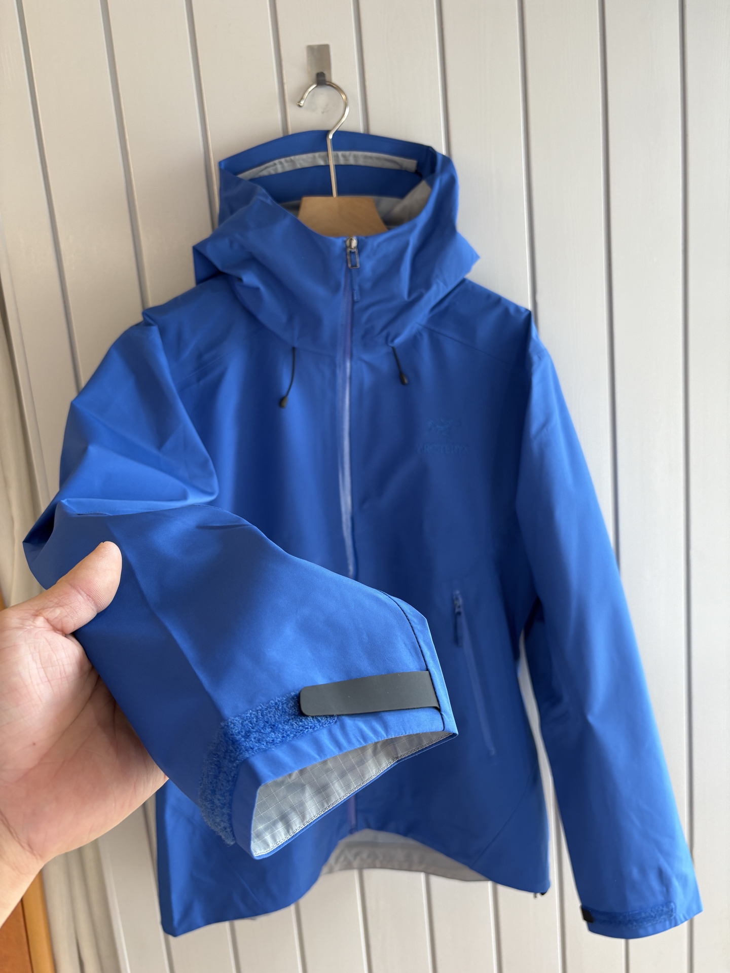 爆款 顶配 Beta SL冲锋衣是一款专为户外探险设计的高性能外套。采用GORE-TEX 面料。具备卓越