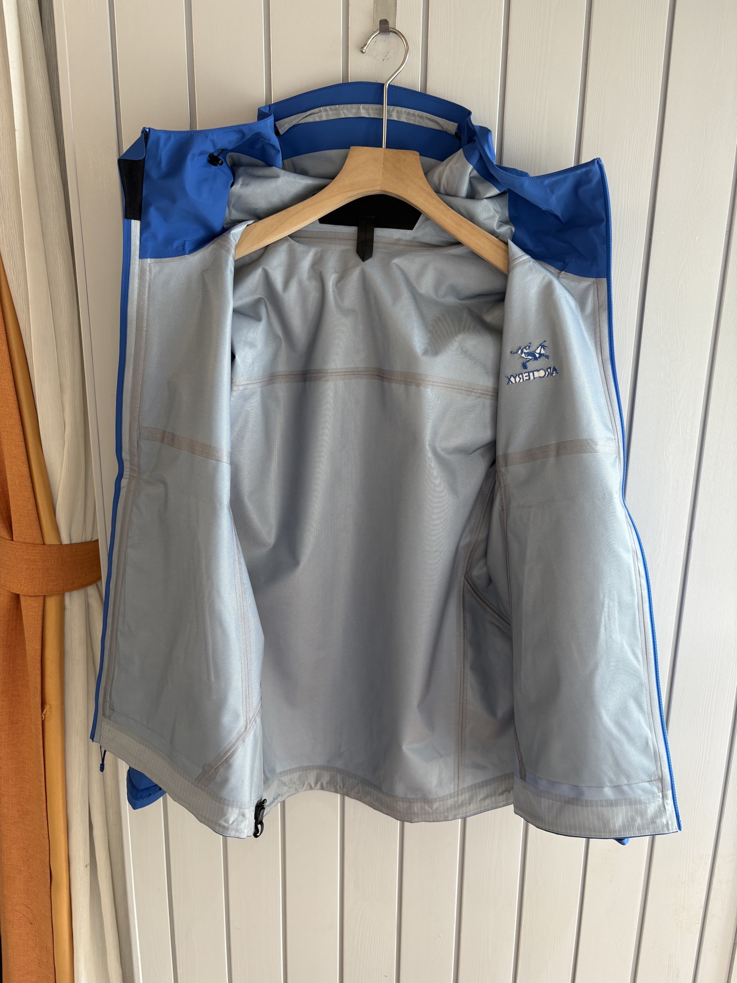 爆款 顶配 Beta SL冲锋衣是一款专为户外探险设计的高性能外套。采用GORE-TEX 面料。具备卓越