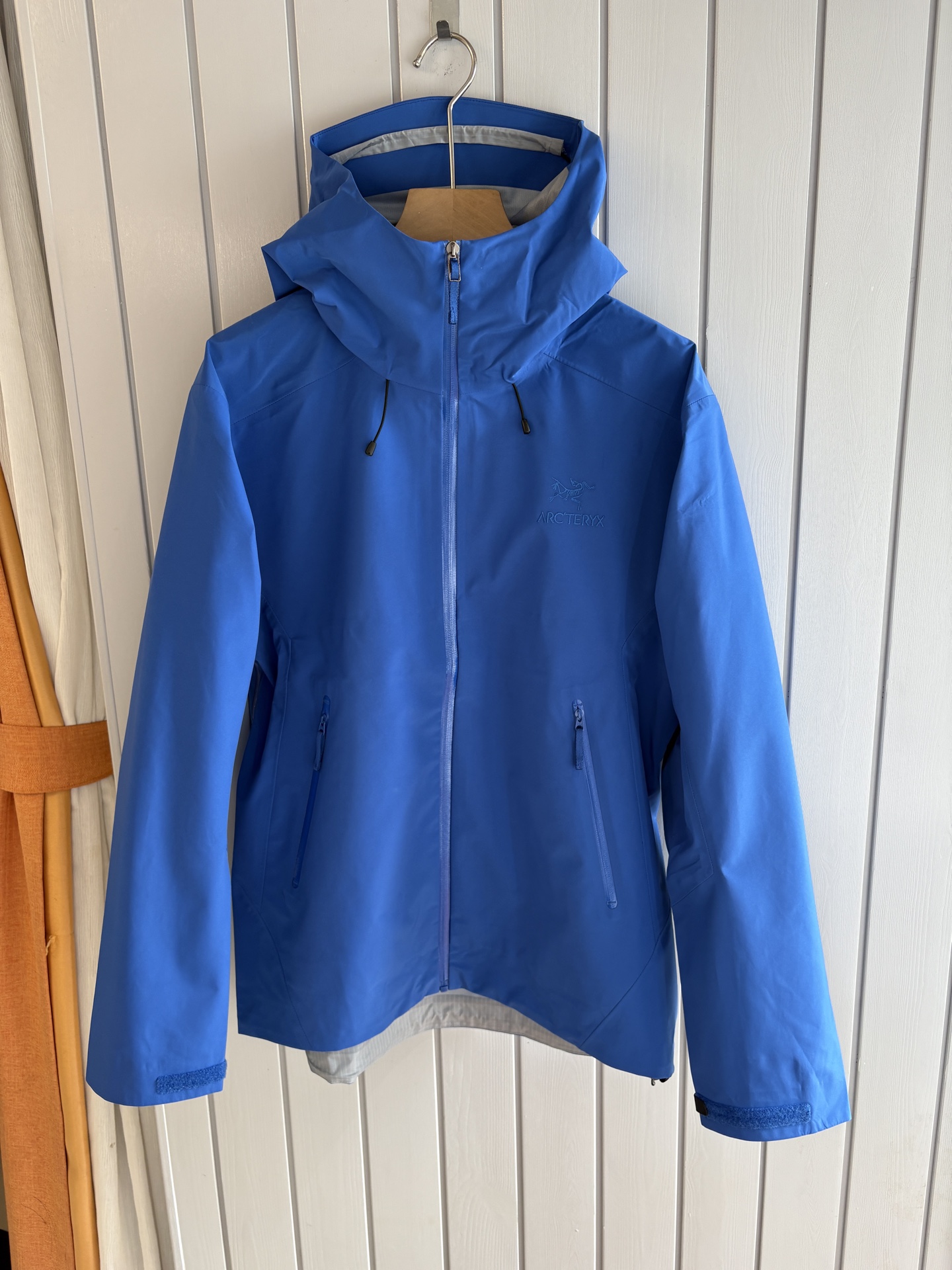 爆款 顶配 Beta SL冲锋衣是一款专为户外探险设计的高性能外套。采用GORE-TEX 面料。具备卓越