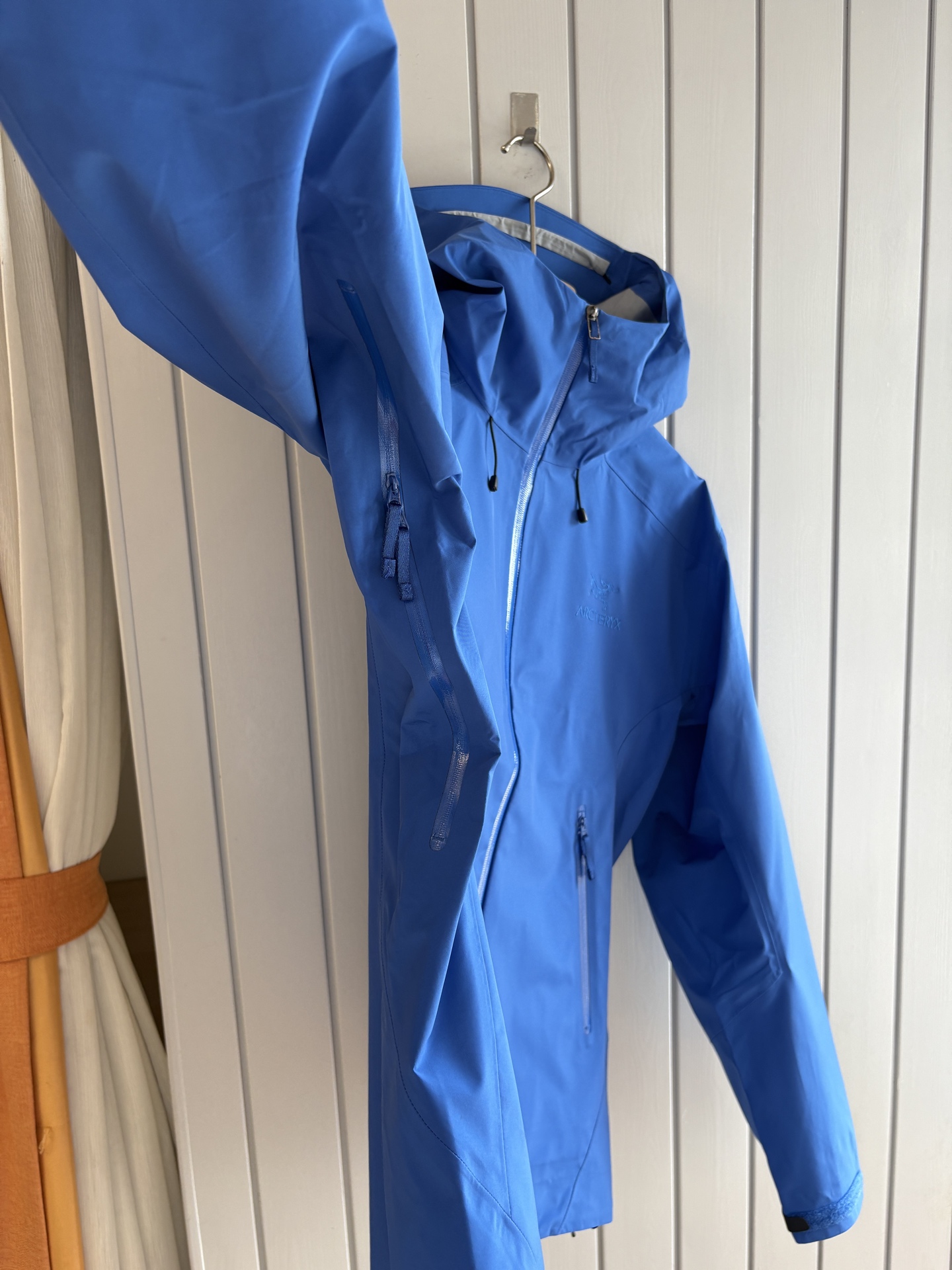 爆款 顶配 Beta SL冲锋衣是一款专为户外探险设计的高性能外套。采用GORE-TEX 面料。具备卓越