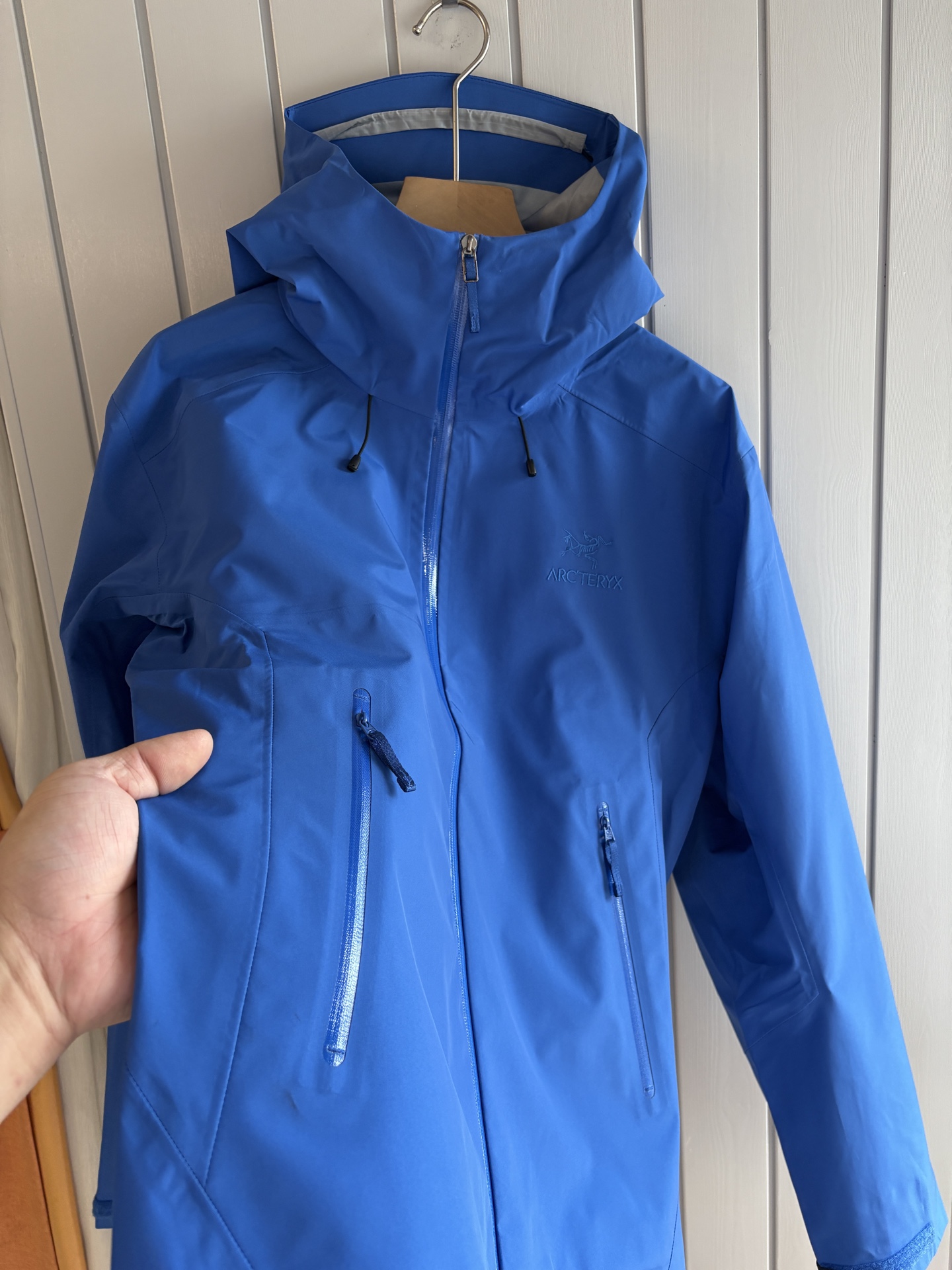 爆款 顶配 Beta SL冲锋衣是一款专为户外探险设计的高性能外套。采用GORE-TEX 面料。具备卓越