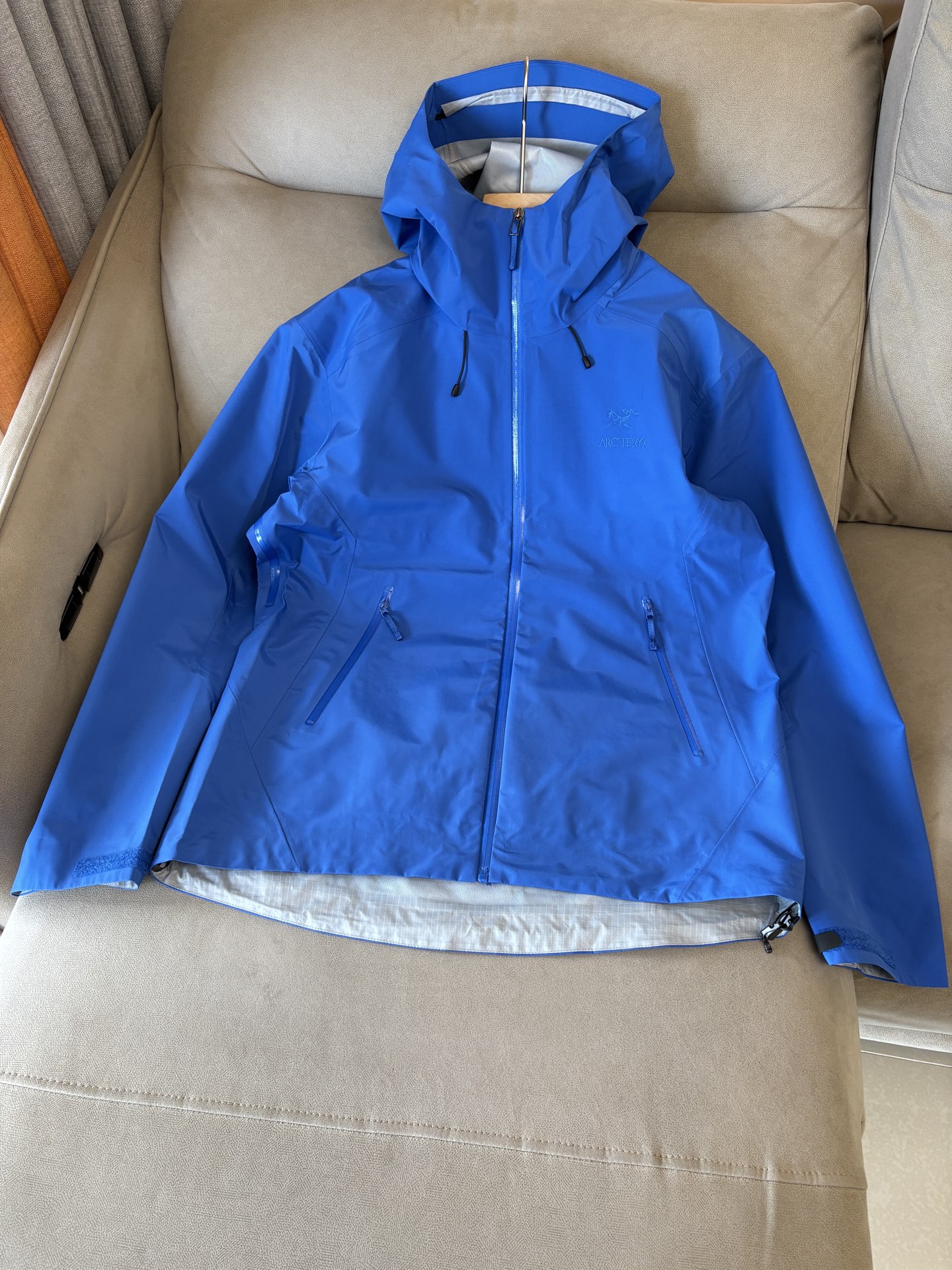 NO:541208,Top-up Beta SL jacket is a high-performance jacket designed for outdoor adventure. It is made of GORE-TEX fabric. It has excellent waterproof and breathable properties to ensure that it remains dry and comfortable in bad weather. Its high-quality design makes it easy to carry and is ideal for long-term hiking and traveling. The new Beta SL color is not only fashionable and eye-catching, but also increases visibility during outdoor activities and improves safety. The unique StormHood hood design provides comprehensive head protection without affecting the field of view. The underarm zipper design enhances breathability and prevents overheating. Whether it is mountaineering, hiking or daily commuting, the Archaeoptera Beta SL Sequoia jacket is an indispensable choice for you. Size M-XXXL, arc'teryx, jackets & coats,hats,alexander wang19860909爆款 顶配 Beta SL冲锋衣是一款专为户外探险设计的高性能外套. 采用GORE-TEX 面料. 具备卓越的防水透气性能,确保在恶劣天气下依然保持干爽舒适. 其高质量设计使其便于携带,非常适合长时间的徒步和旅行. Beta SL新色不仅时尚亮眼,还增加了户外活动中的可见性,提升安全性.独特的 StormHood帽兜设计,提供全面的头部保护,同时不影响视野. 腋下拉链设计增强了透气性,防止过热.无论是登山、徒步还是日常通勤,始祖鸟Beta SL红杉色冲锋衣都是您不可或缺的理想选择. 尺码M-XXXL,arc'teryx,jackets & coats,hats,alexander wang,Men's clothing