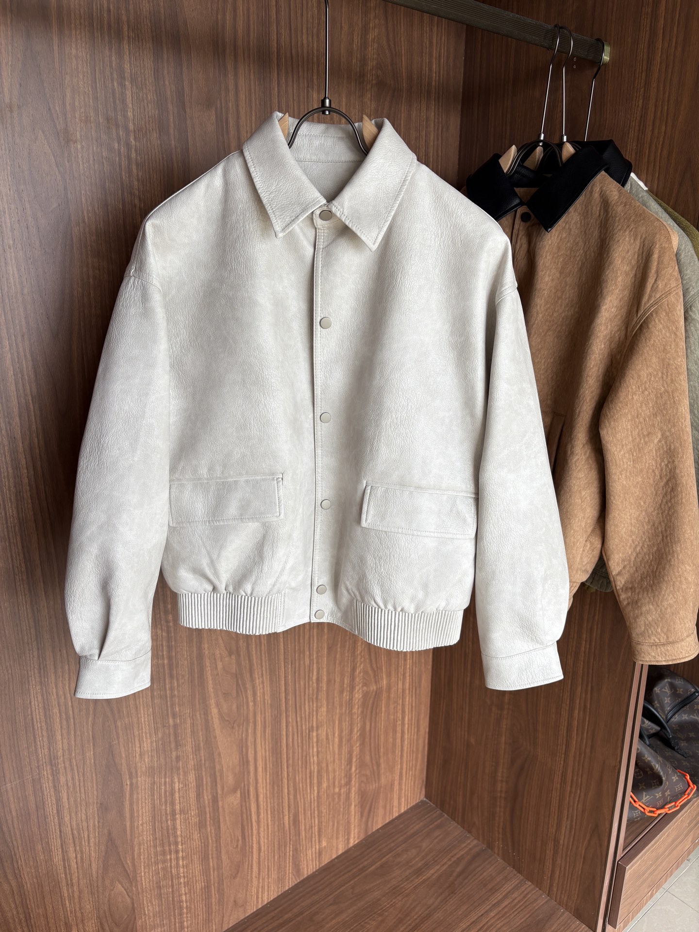 NO:570864,L, P counters have the latest Italian old money style washed leather comfortable and breathable hunting jackets, top quality products from the channel, very high-end business casual style, Italian old money style LP family new style for autumn and winter, suitable for commuting and leisure.  The placket zipper adopts the design of double zipper pullers, which can be easily recessed. The design of the stand-up collar makes it more urban elite style. The zipper pockets are inserted diagonally on the side, which is beautiful and practical. The customized high-woven vertical stripes and high-density cupro fiber lining are close-fitting, smooth and delicate. Customized original hardware zippers and labels are provided to highlight the quality control of high-luxury channels through details!  Size M-XXL,,loro piana,jackets & coats,jackets & coats,alexander wang19860909L,P专柜最新款意式老钱风洗水皮舒适透气猎装夹克外套,渠道顶级牛货,很高级的商务休闲风,意式老钱风LP家族秋冬新款,可通勤休闲的一款, 襟拉链采用双拉链头的设计,可轻松凹造型,立领的设计示,更显都市精英风范,侧面斜插拉链口袋,美观又实用,定制高织竖条纹高密铜氨纤维衬里,贴身爽滑细腻,客供定制原厂五金拉链,标唛,透过细节彰显出高奢渠道品控质感！ 码数M-XXL,,loro piana,jackets & coats,jackets & coats,alexander wang,Men's clothing