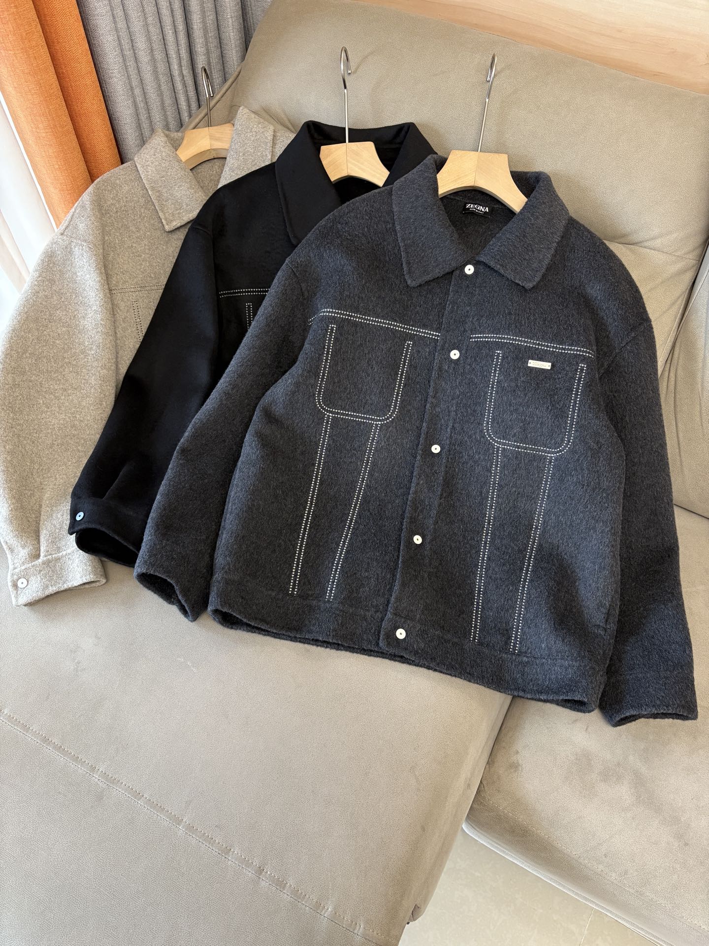 NO:612576,Jeni wool coat interprets the elegance and warmth of winter] The winter wind brings biting and chill, but it also brings fashion opportunities. When the classic herringbone pattern meets the blended fabric of wool and cashmere, a unique coat emerges, adding an irresistible charm to your winter outfit.  With the herringbone texture as the design highlight, the unique pattern seems to tell the story of the years, adding a retro and literary atmosphere to the overall look. Its style is simple yet grand, and the smooth lines outline an elegant outline. Whether it is worn open to show casualness, or buttoned up to create a neat look, it can easily control various styles.  What’s even more surprising is that this coat can be worn with a stand-up collar. The stand-up collar design can not only provide warm protection for your neck in the cold wind, but also instantly enhance your aura and make you stand out from the crowd. When the cold wind blows, stand the collar high, as if you are building a warm barrier for yourself, while still maintaining a sense of fashion.  The choice of fabric is the essence of this coat. The blend of wool and cashmere combines the stiffness of wool with the softness of cashmere. Wool gives the coat good support and warmth, making it able to withstand the severe cold of winter; while the addition of cashmere makes the coat more delicate and skin-friendly to the touch, as if it is wrapped in a layer of soft clouds. This blended fabric is not only comfortable to wear, but also has a high-quality texture, showing a high-quality style.  In terms of color, we have carefully blended two classic tones, dark gray and light coffee. Dark gray is calm and restrained, suitable for you who pursue low-key luxury; light coffee is warm and soft, adding a warm color to winter. No matter what style lover you are, you can find your favorite choice in these two colors. Size M-3XLFFF001,,zegna,alexander wang19860909杰尼羊毛大衣演绎冬日的优雅与温暖】冬日的风,带着凛冽与寒意,却也吹来了时尚的契机.当经典的人字纹邂逅羊毛与山羊绒的混纺面料,一件别具一格的大衣应运而生,为你的冬日穿搭增添一抹难以抗拒的魅力. 以人字纹理为设计亮点,独特的纹路仿佛在诉说着岁月的故事,为整体造型增添了复古与文艺的气息.它的款式外形简约而不失大气,流畅的线条勾勒出优雅的轮廓,无论是敞开穿展现随性,还是系上扣子塑造利落感,都能轻松驾驭各种风格. 更令人惊喜的是,这款大衣可以实现立领的穿搭方式.立领的设计不仅能在寒风中为你的脖颈提供温暖的守护,还能瞬间提升气场,让你在人群中脱颖而出.当寒风乍起,将领子高高立起,仿佛为自己筑起一道温暖的屏障,同时又不失时尚感. 而面料的选择,更是这款大衣的精髓所在.羊毛与山羊绒的混纺,兼具了羊毛的挺括与山羊绒的柔软.羊毛赋予了大衣良好的支撑性和保暖性,使其能够抵御冬日的严寒；而山羊绒的加入,则让大衣在触感上更加细腻亲肤,仿佛被一层轻柔的云朵包裹.这种混纺面料不仅穿着舒适,而且质感上乘,彰显出高品质的格调. 在色彩上,我们精心调配了深灰与浅咖两种经典色调.深灰,沉稳内敛,适合追求低调奢华的你；浅咖,温暖柔和,为冬日增添一抹温馨的色彩.无论你是哪种风格爱好者,都能在这两款颜色中找到属于自己的心仪之选. 码数M-3XLFFF001,,zegna,alexander wang,Men's clothing