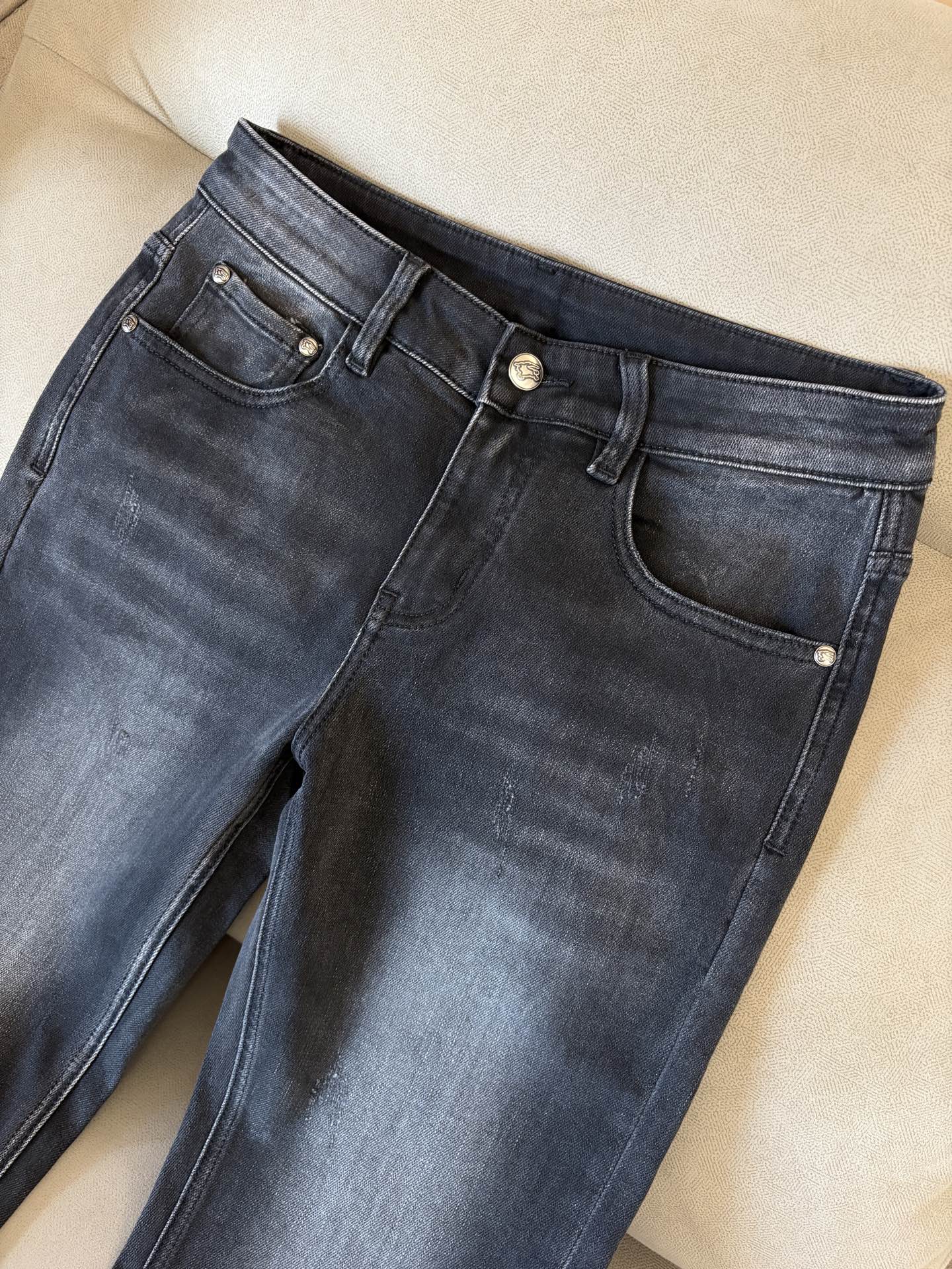 专柜🆕2025秋冬设计推荐 热卖牛仔裤🆕柔软亲肤面料 奢华头层牛皮腰牌 经典蓝洗水 专柜限量款 奢华感订