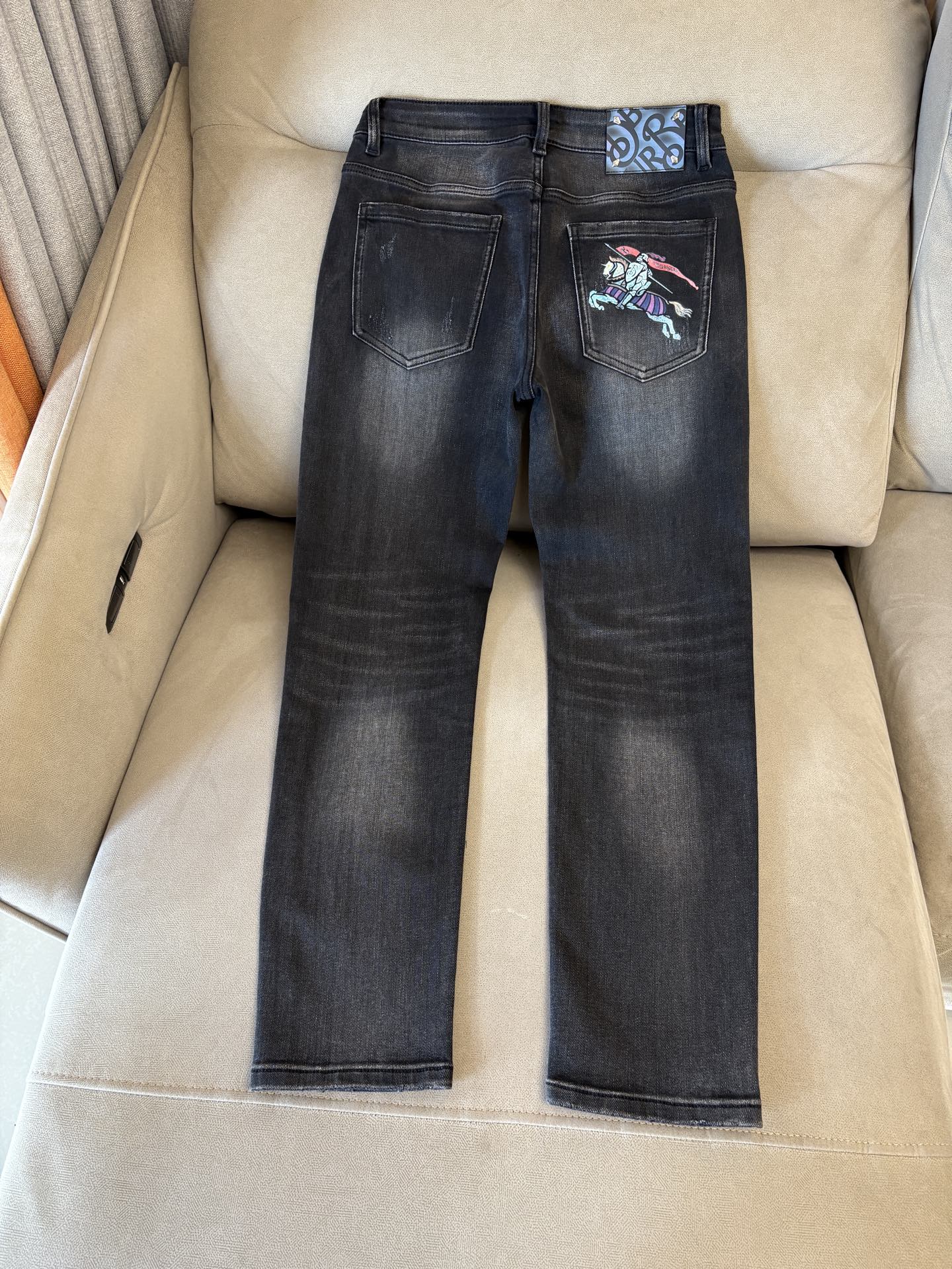 专柜🆕2025秋冬设计推荐 热卖牛仔裤🆕柔软亲肤面料 奢华头层牛皮腰牌 经典蓝洗水 专柜限量款 奢华感订