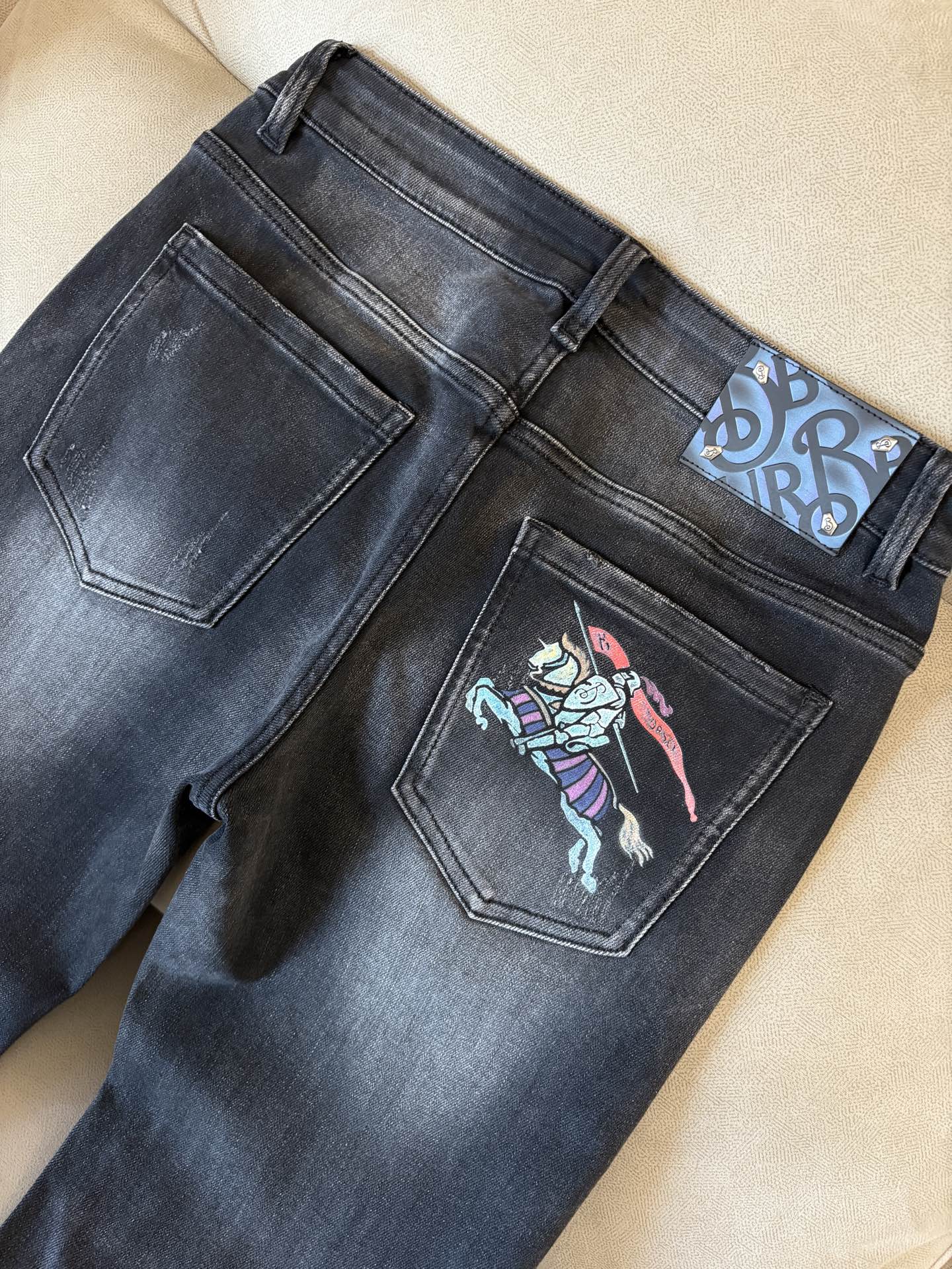 专柜🆕2025秋冬设计推荐 热卖牛仔裤🆕柔软亲肤面料 奢华头层牛皮腰牌 经典蓝洗水 专柜限量款 奢华感订