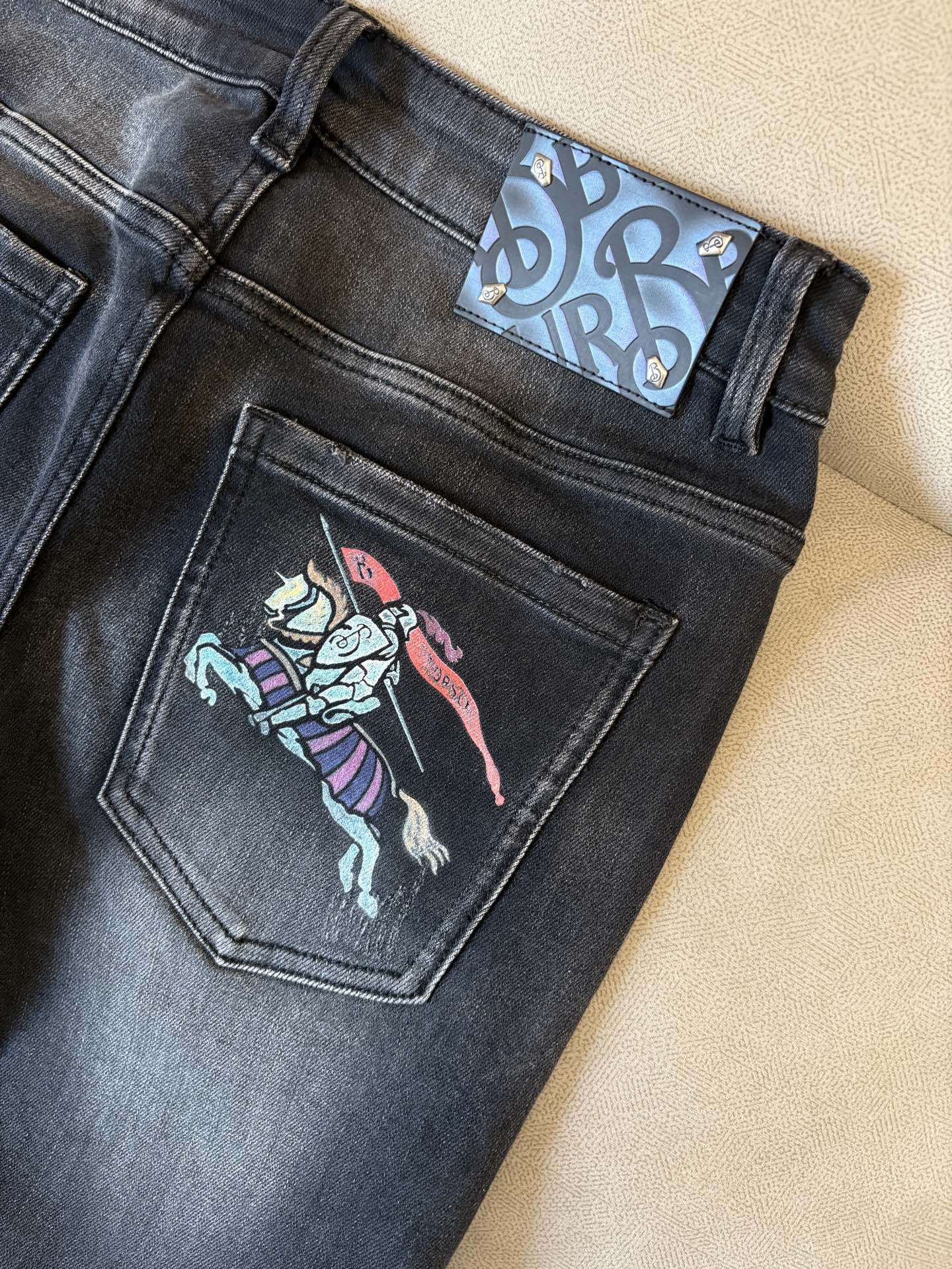 专柜🆕2025秋冬设计推荐 热卖牛仔裤🆕柔软亲肤面料 奢华头层牛皮腰牌 经典蓝洗水 专柜限量款 奢华感订