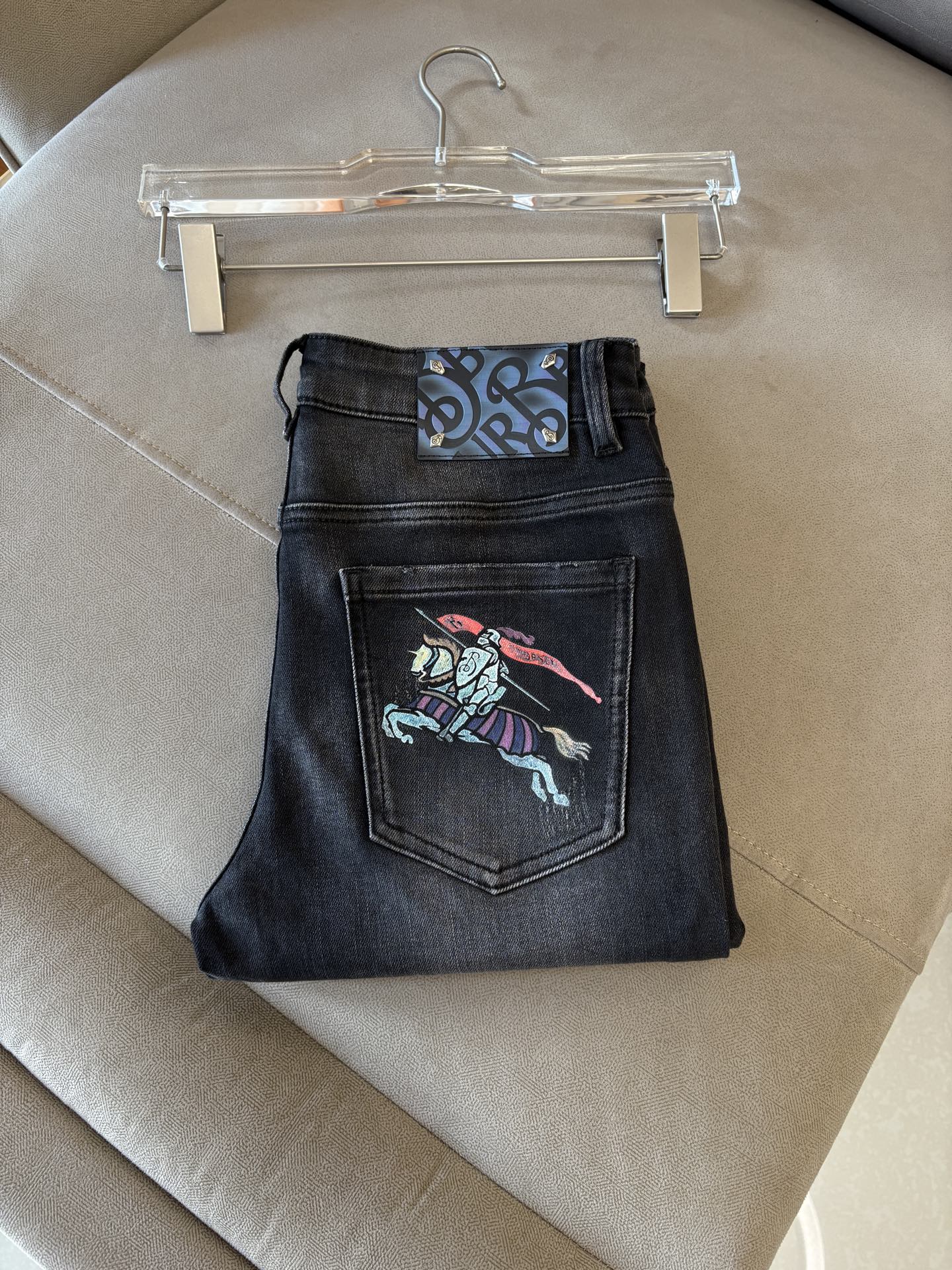 专柜🆕2025秋冬设计推荐 热卖牛仔裤🆕柔软亲肤面料 奢华头层牛皮腰牌 经典蓝洗水 专柜限量款 奢华感订