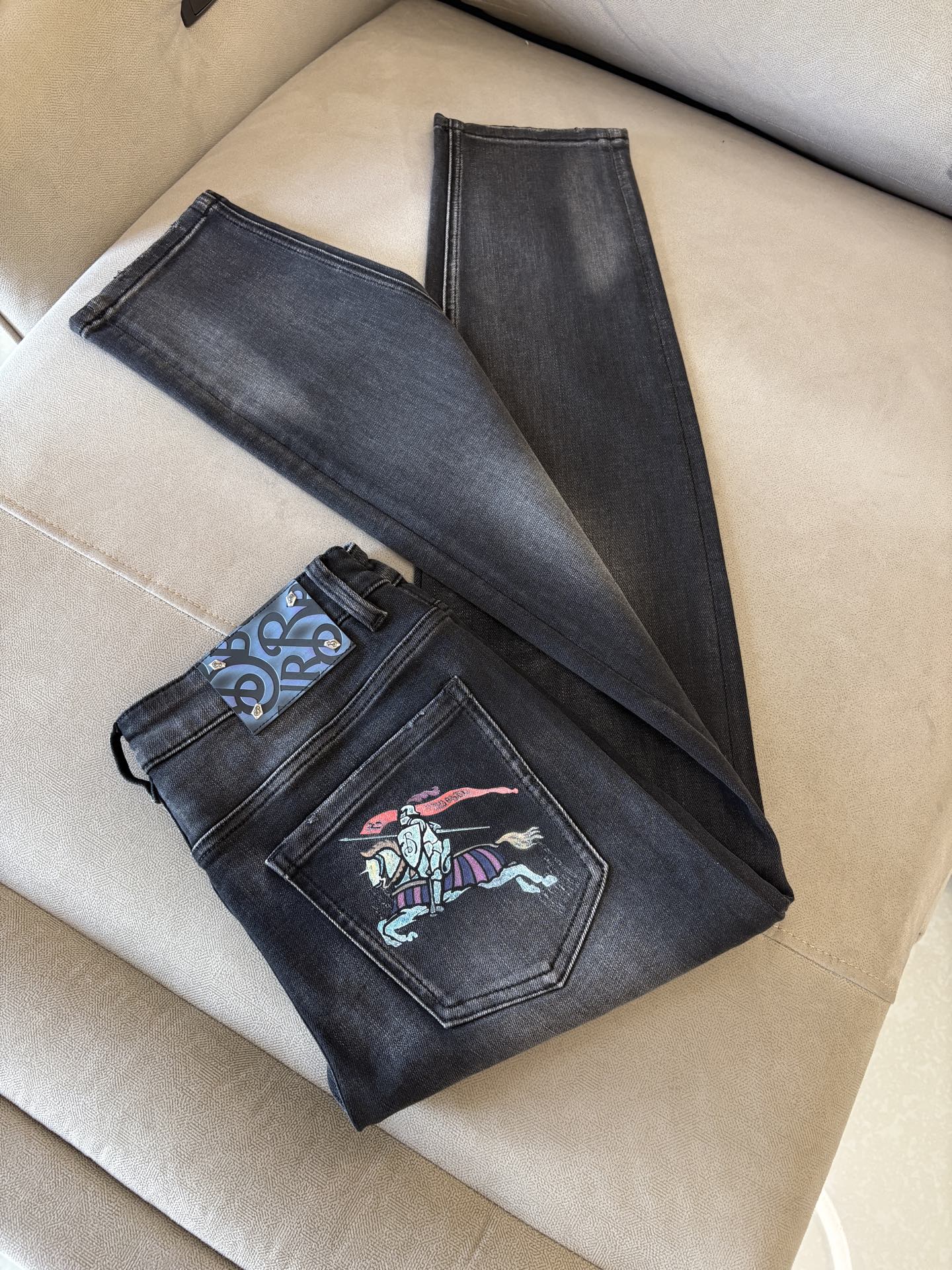 专柜🆕2025秋冬设计推荐 热卖牛仔裤🆕柔软亲肤面料 奢华头层牛皮腰牌 经典蓝洗水 专柜限量款 奢华感订