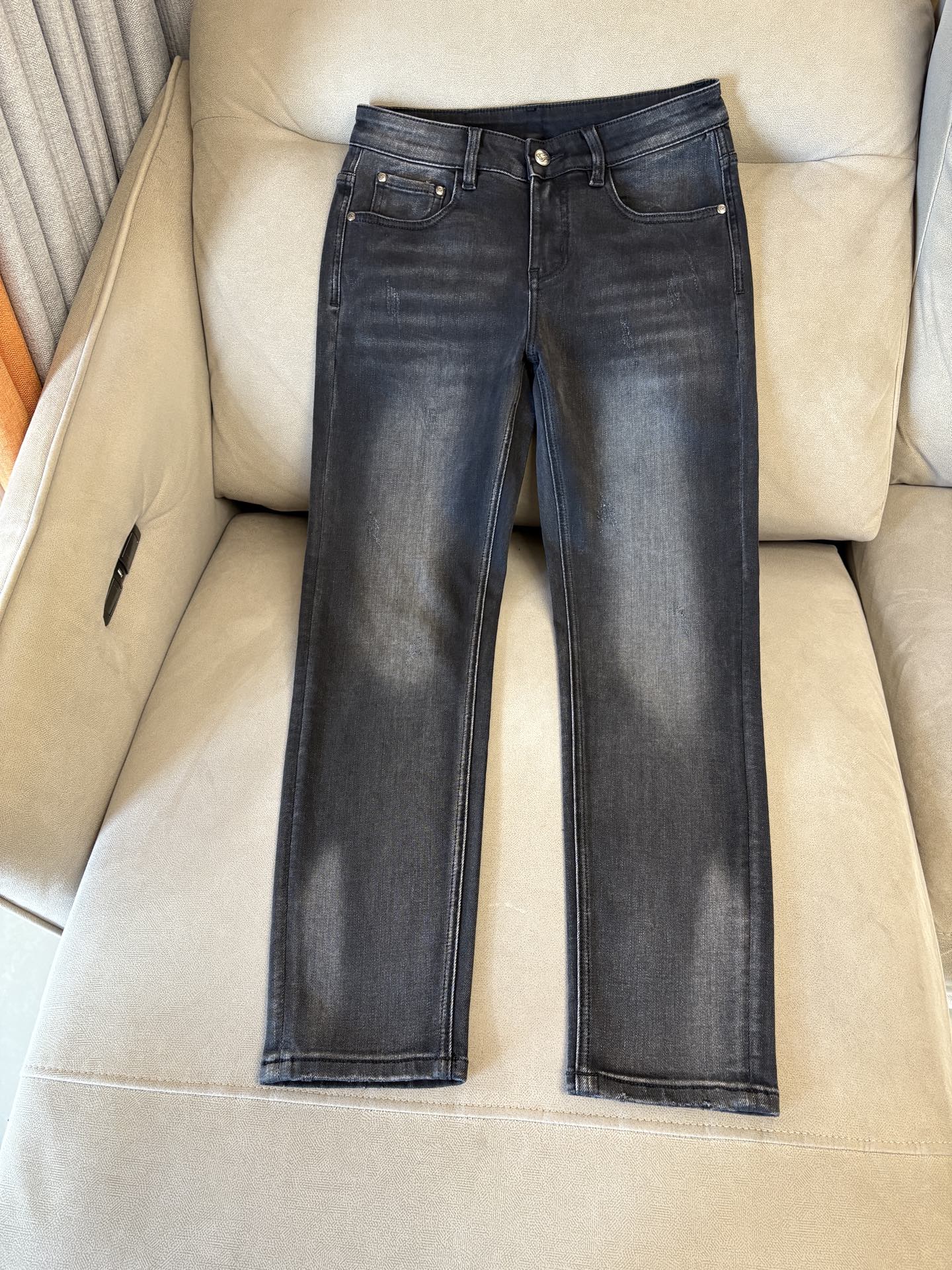 专柜🆕2025秋冬设计推荐 热卖牛仔裤🆕柔软亲肤面料 奢华头层牛皮腰牌 经典蓝洗水 专柜限量款 奢华感订