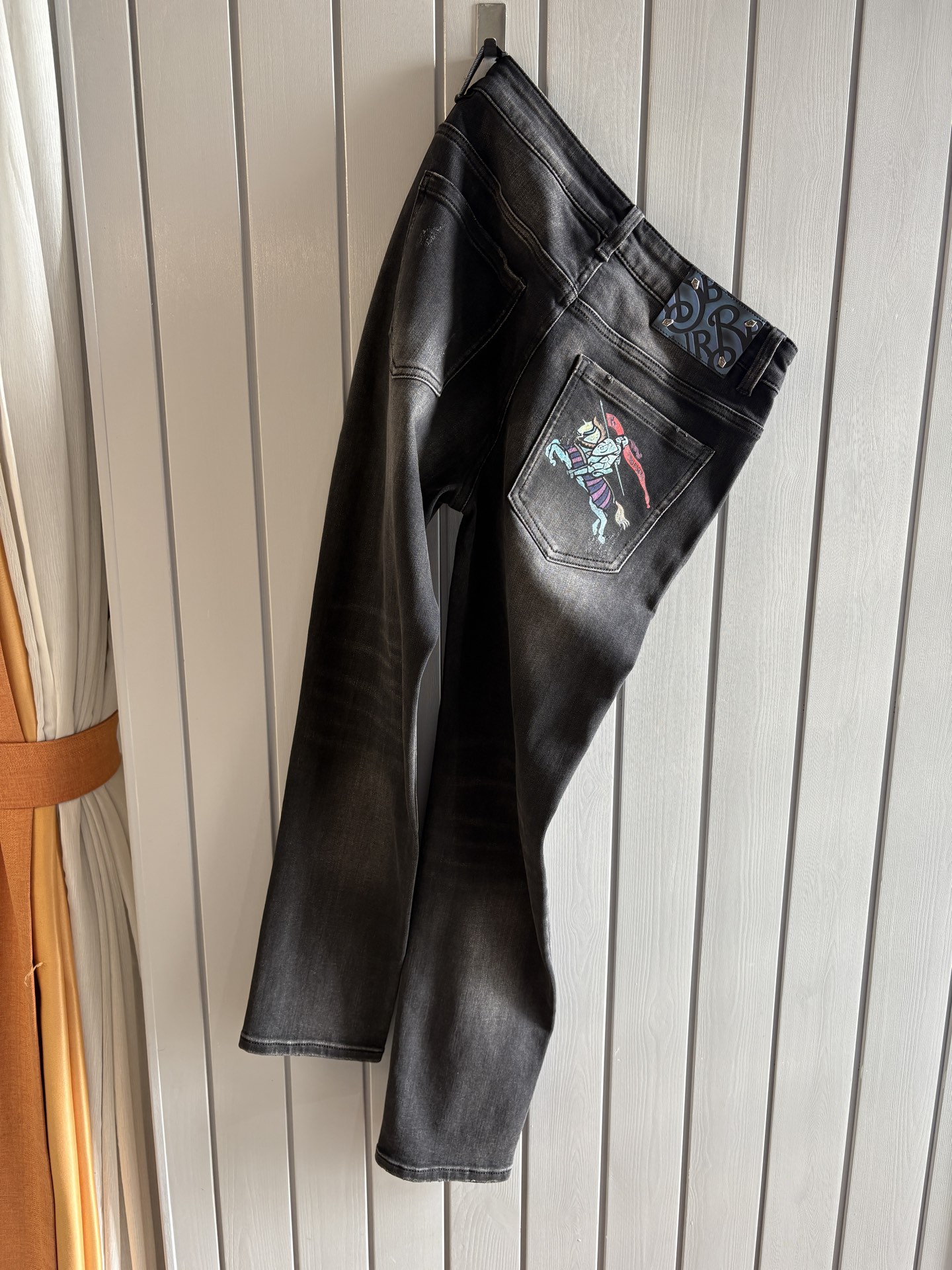 NO:661703,2025 Autumn and Winter Design Recommendations at the Counter Best Selling Jeans with Soft Skin Friendly Fabric Luxurious First Layer Cowhide Waist Tag Classic Blue Wash Limited Edition at the Counter Luxurious Customized Fabrics Craftsmanship + Washing Foreign Trade Quality and Detailed Processing Fully Perfect This Color is Absolutely Loved at the Counter Autumn and Winter Hot Selling Pre-sale Sold Out Popular Single Color Versatile Flavor Stretch Slim Small Straight Pants Type Size.29-38 No 35; 37 Size  FFF001,,jeans,cowhide, 19860909专柜2025秋冬设计推荐 热卖牛仔裤柔软亲肤面料 奢华头层牛皮腰牌 经典蓝洗水 专柜限量款 奢华感订制面料 工艺+洗水外贸品质感细节处理满满到位 这颜色绝对爱了爱了专柜秋冬热卖预售即售完款爆单款色系百搭大牛味 弹力修身小直筒裤型 尺码.29-38 无35；37码 FFF001,,jeans,cowhide, ,Men's clothing