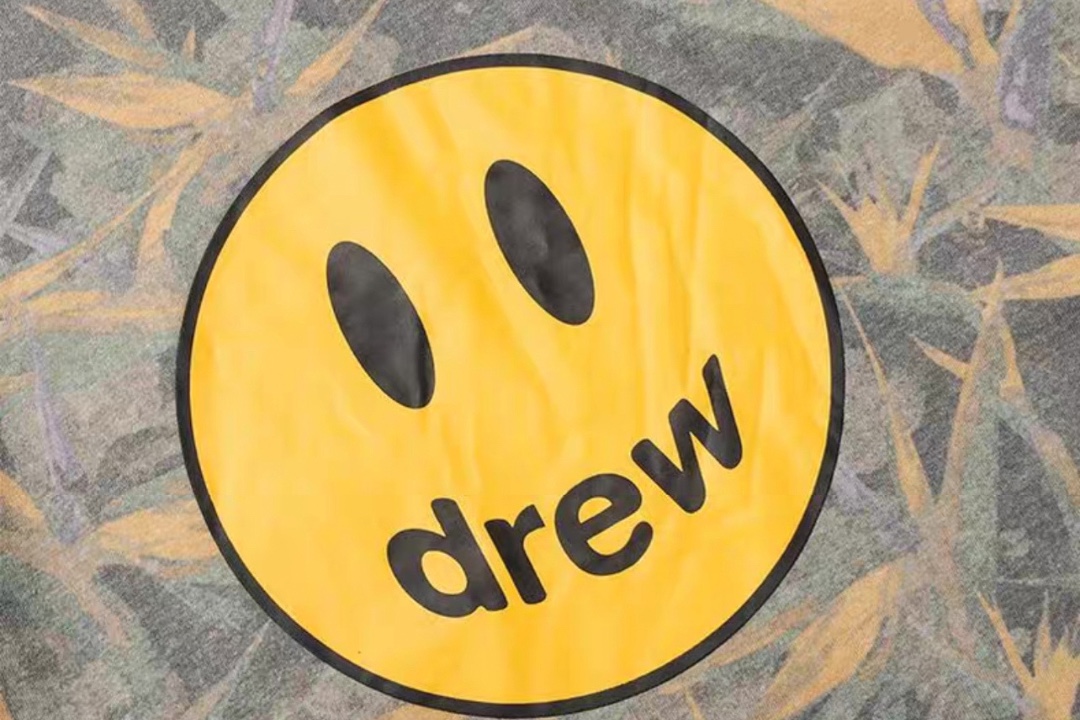 正确版本上新💰73🔜D19#
-顶级版本 drew house 笑脸字母天堂鸟印花短袖T恤宽松版男女同款-
按DW原版1:1复刻从面料到辅料全部跟ZP保持一致,面料:采用高级定制的280克纯棉,我们对比的不是任何一家货,只对比YUAN版,由织出的胚布经过高温环保染色,保证每一缸都对准yuan版颜色,出缸之后再经过高温洗水,保证手感的同时降低缩水率,手感偏重磅厚实,表面比较顺滑细腻,手感柔软稍有弹性上身感觉及其舒适。颜色齐全,色差还原度极高。辅料以及做工细节:后领织带包边延伸到肩部加固,注意细节井口与肩膀处的衔接处打了倒针,更加无缝衔接,收到货可以细看对比普通货, 采用热固油墨丝网印花,最简单的东西往往才是最考验细节,进口环保浆料,上手的质感如无物,不会让你感觉到是印上去的,和面料融为一体的手感。全套定制的YUAN 版辅料,吊牌,洗水,主唛,小到别针,安排定制到位。 尺码: S.M.L.XL
颜色:迷彩
S :衣长72 胸围118 肩宽49
M:衣长74 胸围122 肩宽51
L :衣长76 胸围126 肩宽53
XL;衣长78 胸围128 肩宽55