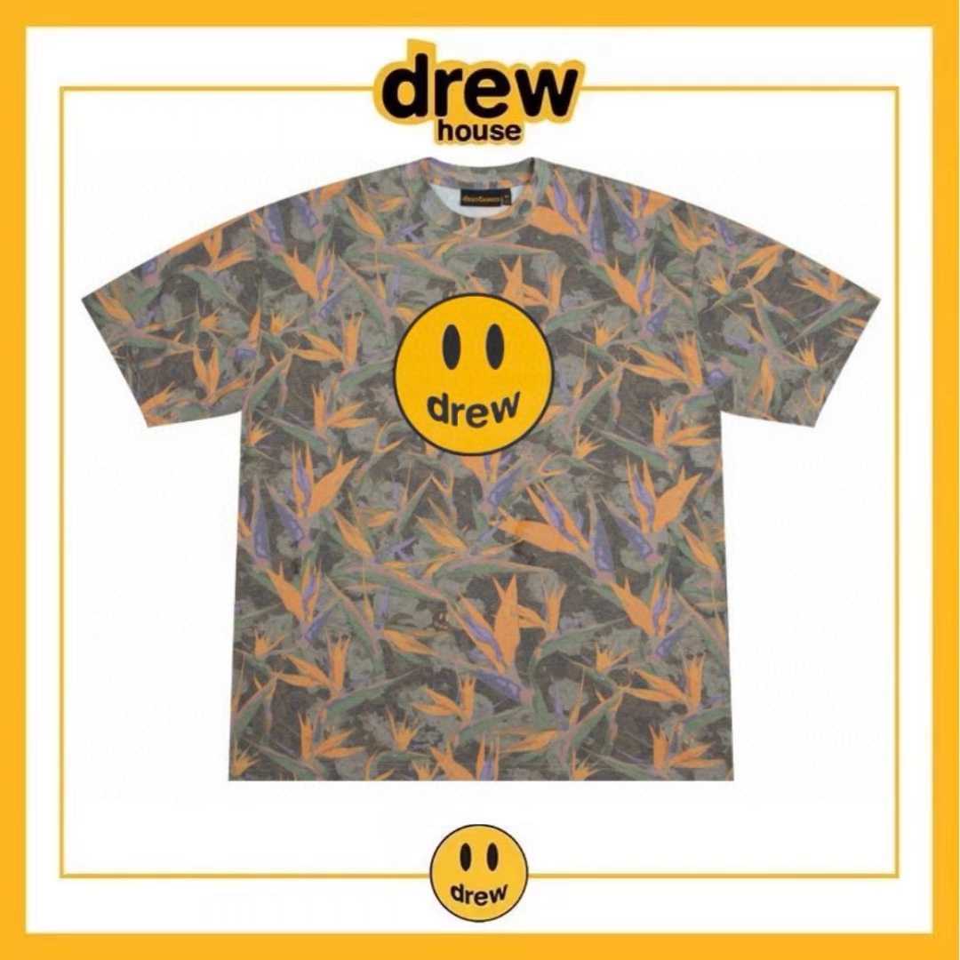 正确版本上新💰73🔜D19#
-顶级版本 drew house 笑脸字母天堂鸟印花短袖T恤宽松版男女同款-
按DW原版1:1复刻从面料到辅料全部跟ZP保持一致，面料：采用高级定制的280克纯棉，我们对比的不是任何一家货，只对比YUAN版，由织出的胚布经过高温环保染色，保证每一缸都对准yuan版颜色，出缸之后再经过高温洗水，保证手感的同时降低缩水率，手感偏重磅厚实，表面比较顺滑细腻，手感柔软稍有弹性上身感觉及其舒适。颜色齐全，色差还原度极高。辅料以及做工细节：后领织带包边延伸到肩部加固，注意细节井口与肩膀处的衔接处打了倒针，更加无缝衔接，收到货可以细看对比普通货， 采用热固油墨丝网印花，最简单的东西往往才是最考验细节，进口环保浆料，上手的质感如无物，不会让你感觉到是印上去的，和面料融为一体的手感。全套定制的YUAN 版辅料，吊牌，洗水，主唛，小到别针，安排定制到位。 尺码： S.M.L.XL
颜色：迷彩
S ：衣长72 胸围118 肩宽49
M：衣长74 胸围122 肩宽51
L ：衣长76  胸围126 肩宽53
XL；衣长78 胸围128 肩宽55
