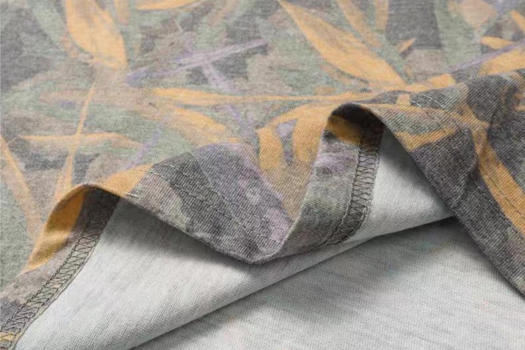 正确版本上新💰73🔜D19#
-顶级版本 drew house 笑脸字母天堂鸟印花短袖T恤宽松版男女同款-
按DW原版1:1复刻从面料到辅料全部跟ZP保持一致,面料:采用高级定制的280克纯棉,我们对比的不是任何一家货,只对比YUAN版,由织出的胚布经过高温环保染色,保证每一缸都对准yuan版颜色,出缸之后再经过高温洗水,保证手感的同时降低缩水率,手感偏重磅厚实,表面比较顺滑细腻,手感柔软稍有弹性上身感觉及其舒适。颜色齐全,色差还原度极高。辅料以及做工细节:后领织带包边延伸到肩部加固,注意细节井口与肩膀处的衔接处打了倒针,更加无缝衔接,收到货可以细看对比普通货, 采用热固油墨丝网印花,最简单的东西往往才是最考验细节,进口环保浆料,上手的质感如无物,不会让你感觉到是印上去的,和面料融为一体的手感。全套定制的YUAN 版辅料,吊牌,洗水,主唛,小到别针,安排定制到位。 尺码: S.M.L.XL
颜色:迷彩
S :衣长72 胸围118 肩宽49
M:衣长74 胸围122 肩宽51
L :衣长76 胸围126 肩宽53
XL;衣长78 胸围128 肩宽55