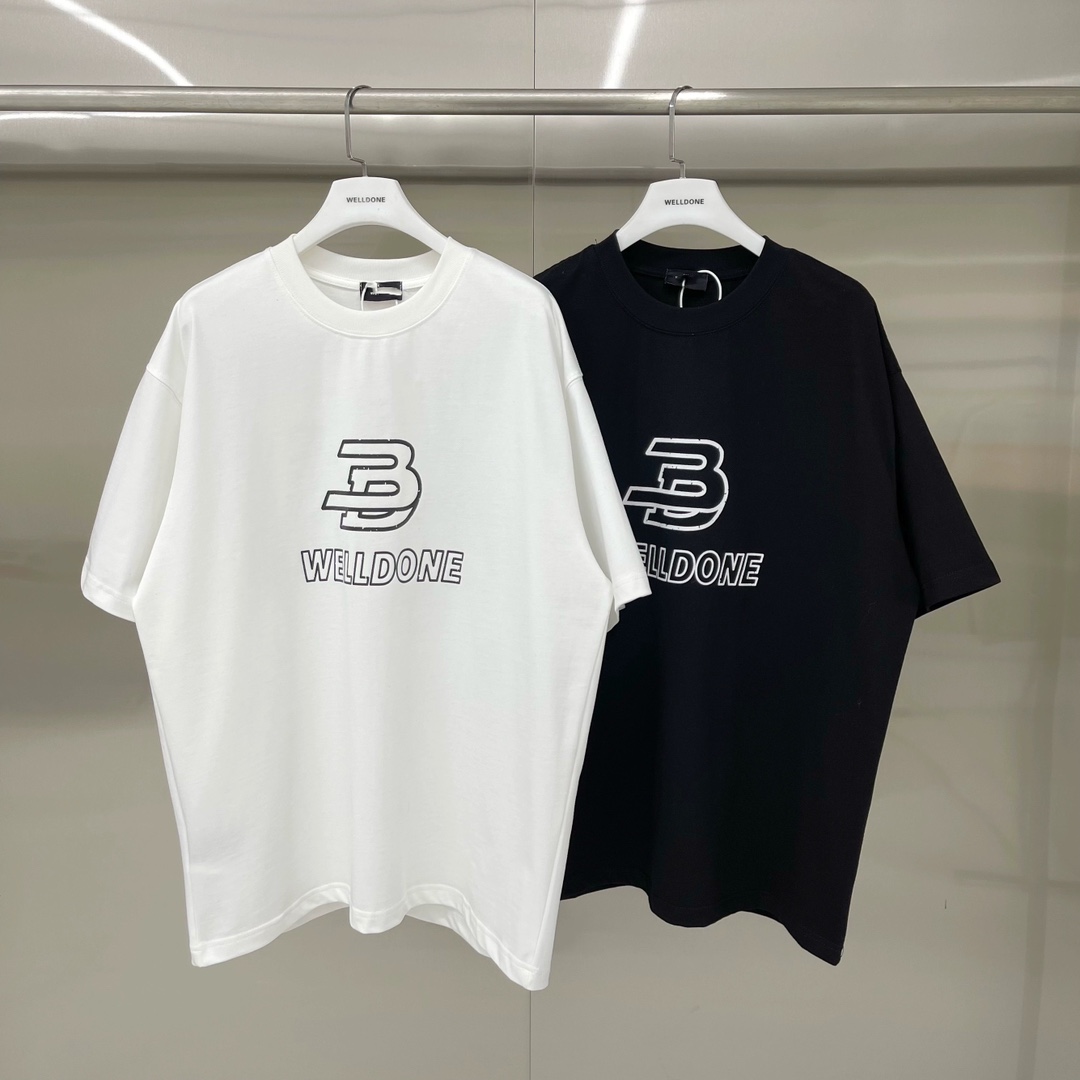 跑量🔥💰70 款号: W158#
WE11DONE TRACK 简约字母 宽松圆领短袖T恤男女情侣款
面料:原版定制新疆长绒棉紧密赛络纺纯棉
工艺:走线均是全身三线缝制,后领织带包边延伸到肩部加固,细节井口与肩膀处的衔接处打了倒针,更加无缝衔接。印花采用高端工艺不易开裂,区别市面普通版本
辅料:吊牌洗水主唛,全套定制的YUAN版辅料
颜色:白色、黑色
尺码:S-L
肩宽 胸围 衣长
S 码 54 110 76
M码 57 116 78
L 码 60 122 80
