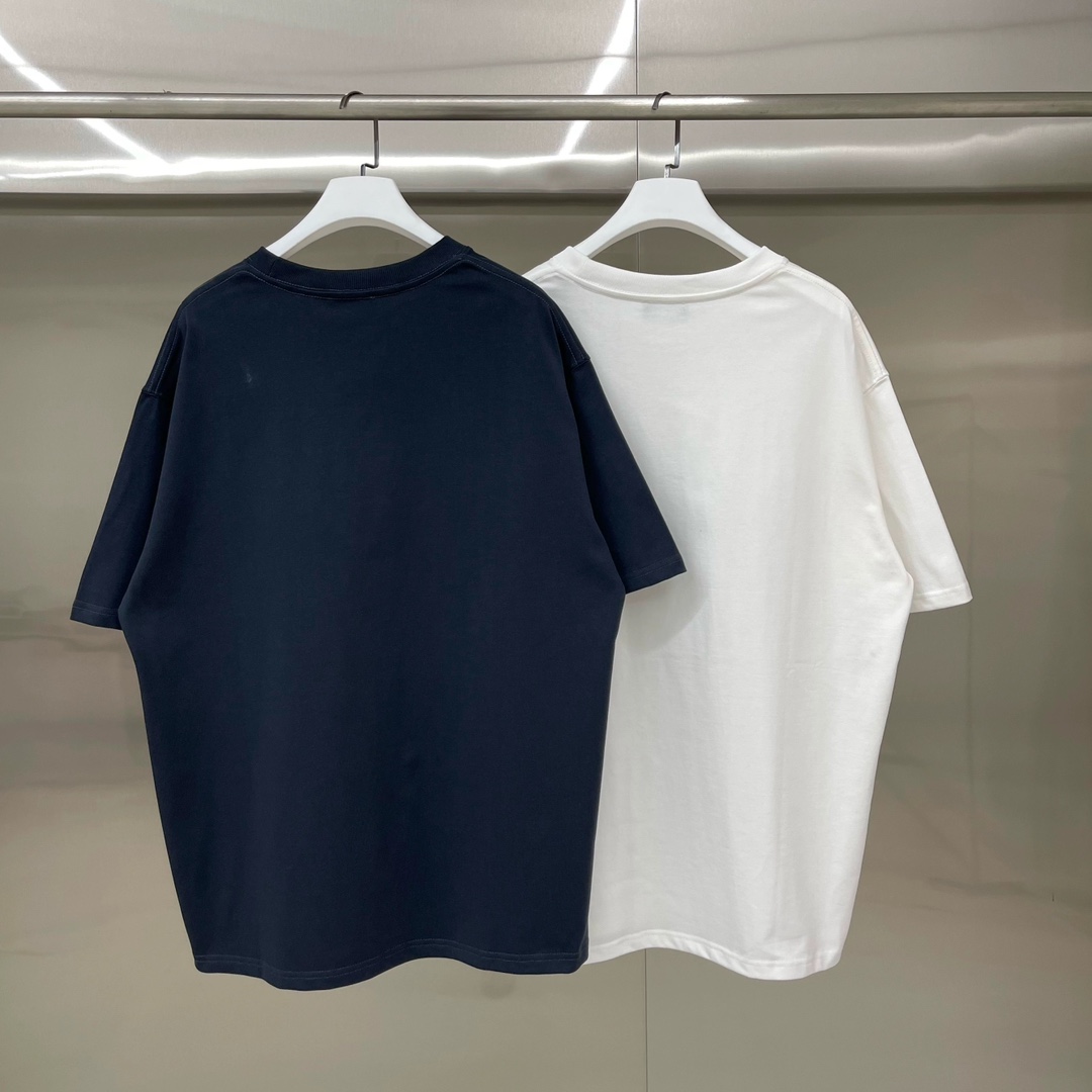 💰75 款号: W153#
WE11DONE TRACK 刺绣波浪 宽松圆领短袖T恤男女情侣款
面料:原版定织定染280g精梳棉▪️
工艺:走线均是全身三线缝制,后领织带包边延伸到肩部加固,细节井口与肩膀处的衔接处打了倒针,更加无缝衔接。胸前字母进口田岛机定制原版万针重工刺绣,精密饱满立体
辅料:吊牌洗水主唛,全套定制的YUAN版辅料
颜色:藏青、白色、黑色
尺码:S-L
肩宽 胸围 衣长
S 码 52 118 70
M码 54 122 73
L 码 56 126 76