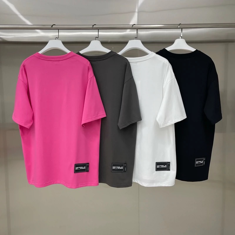 跑量🔥💰70 款号: W111
WE11DONE TRACK 字母弹幕 宽松圆领短袖T恤男女情侣款
面料:原版定制280g精梳棉▪️
工艺:走线均是全身三线缝制,后领织带包边延伸到肩部加固,细节井口与肩膀处的衔接处打了倒针,更加无缝衔接。定制原版pu皮标,印花采用高端油墨发泡工艺不易开裂,区别市面普通丝网印胶浆
辅料:吊牌洗水主唛,全套定制的YUAN版辅料
颜色:粉、白、灰、黑
尺码:S-L
肩宽 胸围 衣长
S 码 53 118 73
M码 54 122 75
L 码 55 126 77