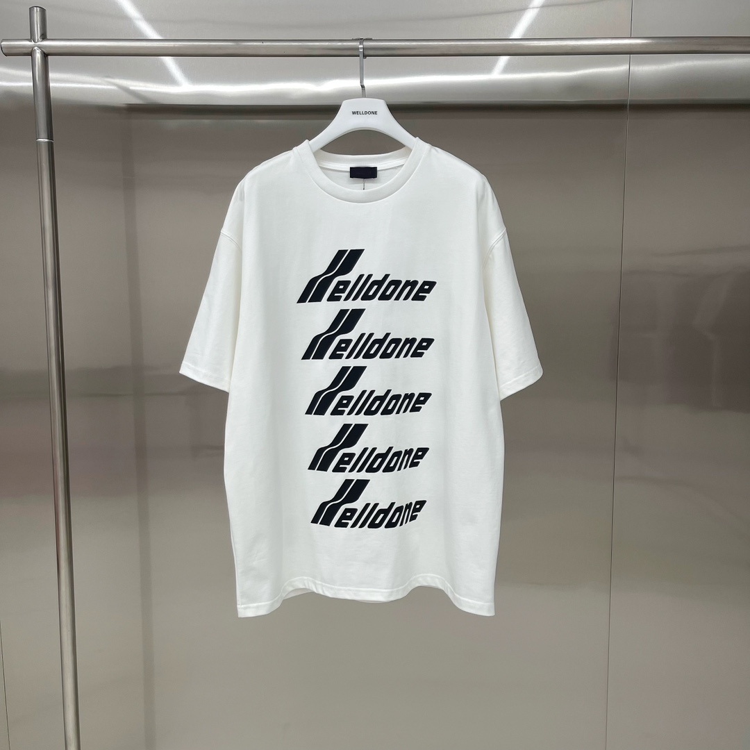 跑量🔥💰70 款号: W111
WE11DONE TRACK 字母弹幕 宽松圆领短袖T恤男女情侣款
面料:原版定制280g精梳棉▪️
工艺:走线均是全身三线缝制,后领织带包边延伸到肩部加固,细节井口与肩膀处的衔接处打了倒针,更加无缝衔接。定制原版pu皮标,印花采用高端油墨发泡工艺不易开裂,区别市面普通丝网印胶浆
辅料:吊牌洗水主唛,全套定制的YUAN版辅料
颜色:粉、白、灰、黑
尺码:S-L
肩宽 胸围 衣长
S 码 53 118 73
M码 54 122 75
L 码 55 126 77