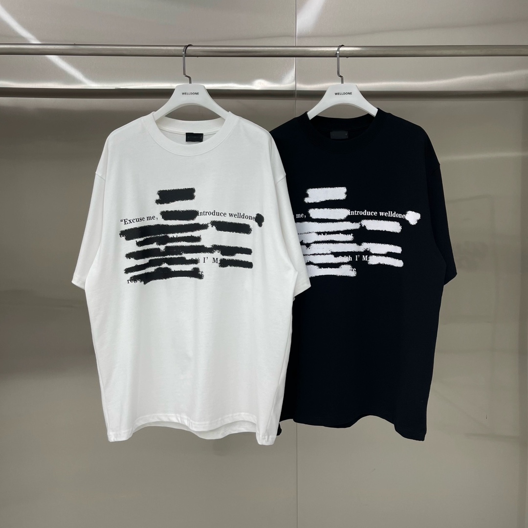 新款💰75 款号: W211#
WE11DONE 涂鸦标语 宽松圆领短袖T恤男女情侣款
面料:300克原版定制新疆长绒棉紧密赛络纺纯棉
工艺:走线均是全身三线缝制,后领织带包边延伸到肩部加固,细节井口与肩膀处的衔接处打了倒针,更加无缝衔接。印花采用高端工艺不易开裂,区别市面普通版本
辅料:吊牌洗水主唛,全套定制的YUAN版辅料
颜色:白色、黑色
尺码:S-L
肩宽 胸围 衣长
S 码 54 110 76
M码 57 116 78
L 码 60 122 80
