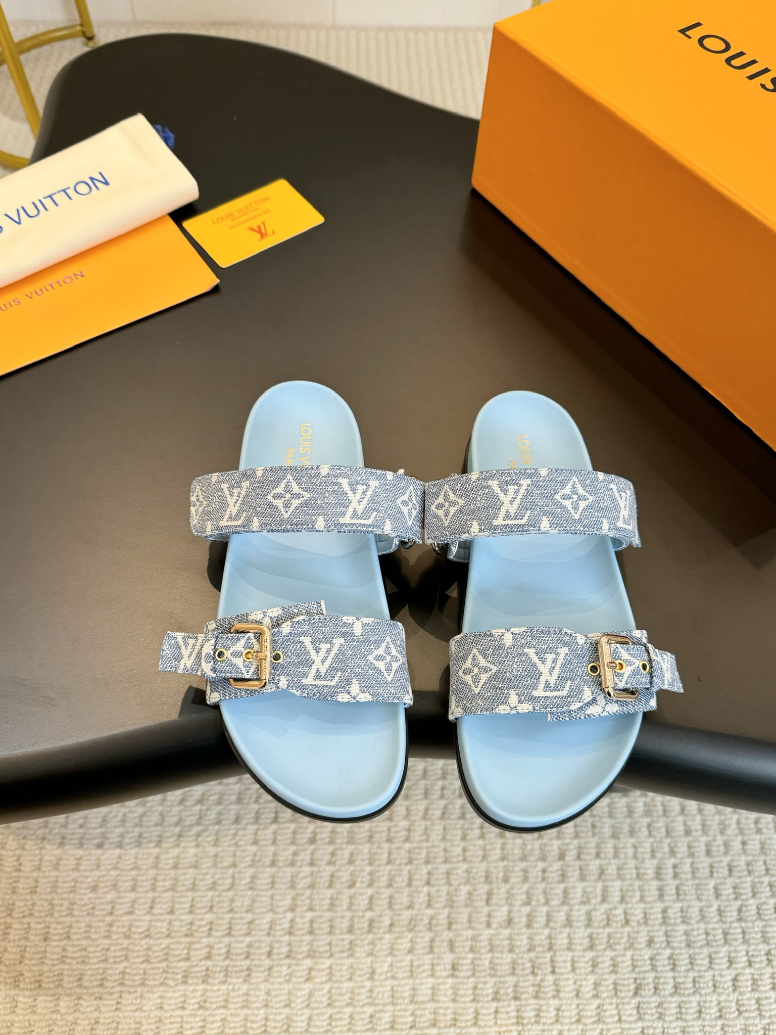NO:417652,Louis Vuitton's new summer slippers are on the market, 1:1 high-end customization, instantly killing all imitations, original mold opening LOGO punching decoration, both fashionable and beautiful, new early spring style top version, purchasing level!  Full of high-end feeling!  A popular model from domestic and foreign bloggers, retro and fashionable, beautiful!  Official website main model★ ━━━━━ t ━━━━━━━━━━━━━━━━━━━━━━━━━━━━━━━━━━━━━━━━━━━━━━━━━━━━━━━━━━━━━━━━━━━━━━━━━━━━━━━━━━━━━━━━━━━━━━━━━━━━━━━━━━━━━━━━━━━━━━━━━━━━━━━━━━━━━━━━━━━━━━━━━━━━━━━━━━━━━━━━━�19860909Louis Vuitton路易威登夏新款拖鞋火爆上市,1:1高级定制,秒杀一切仿品,原版开模LOGO冲孔装饰,既时尚又美观,早春新款 顶级版本 代购级别！高级感十足！国内外博主刷爆的一款,复古又时髦上脚美炸了！官网主推款★ ━━━━━ t ━━━━━ 鞋面原版牛皮+金属扣 内里进口山羊皮里 大底原版开模耐磨大底 码数35-43 包装全套精美抽屉盒,拖鞋,louis vuitton,louis vuitton,slippers,cowhide,sheepskin,Women's Shoes
