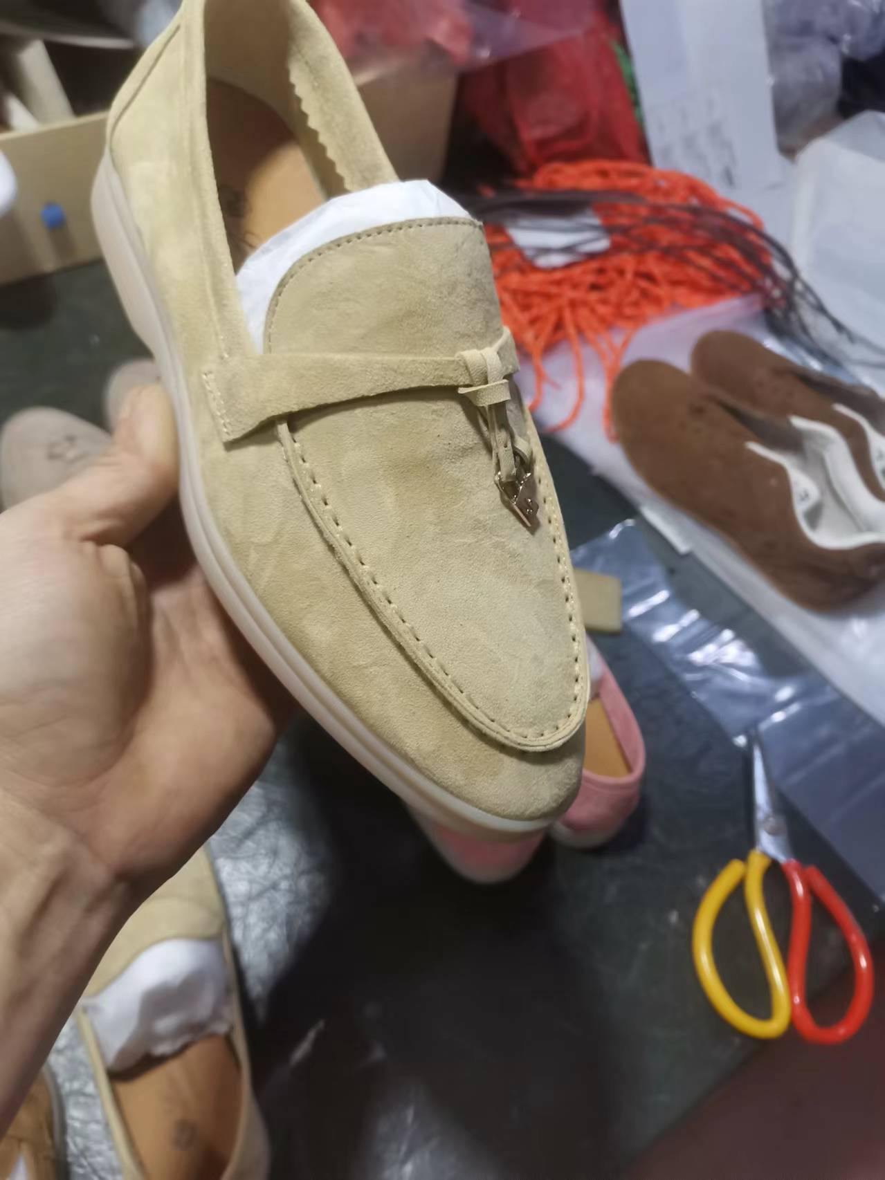 NO:236067,Loro Piana ♂.Loro Piana* top-quality authentic four-season classic loafers purchased 1:1 copy. The existing Loro Piana company was founded on April 24, 194. The family business has been the sixth generation, providing top-quality high-quality products for customers who value taste and quality requirements. Imported natural calfskin fabric, the inner lining is imported A-grade water dyed beef pure hand genuine packaging, size 35-42, loafers, loro pigafers, cowhide19860909Loro Piana ♂.Loro Piana*顶级正品级四季经典乐福鞋购买原版1:1复制 于194月24日一手创立现有的Loro Piana公司.家族经营至今已是第六代,为讲求品味及对质量有要求的顾客提供上等的优质商品 进口自然甩小牛皮面料,内里采用进口A级水染牛里 纯手正品包装,尺码35-42,乐福鞋,loro piana,loafers,cowhide,Women's Shoes