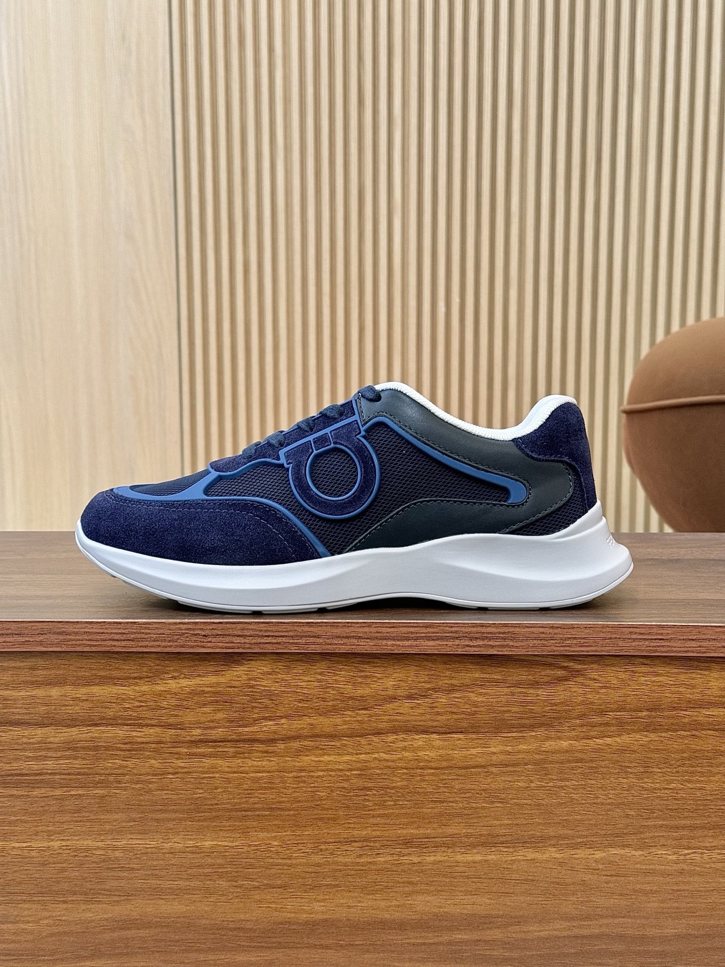 NO:278558,Ferragamo 2025 spring new men's sports casual shoes are light and comfortable, the most comfortable shoes are developed for the original version, integrating a variety of fabrics, cleverly using high-tech mesh fabric and smooth leather, exclusive mold opening sole, all details are shipped together, and even the packaging is the same as the genuine one. Size: men's 39-45,,, ferragamo, ferragamo19860909Ferragamo菲拉格慕2025春季新款男士运动休闲鞋轻便舒适,上脚最舒适的鞋子原版开发,融合多种面料,巧妙运用高科技网眼织物和光滑皮革,独家开模大底,细节全部对版出货,连包装也做到跟正品一样.码数:男39-45,,,ferragamo,ferragamo,Men's shoes