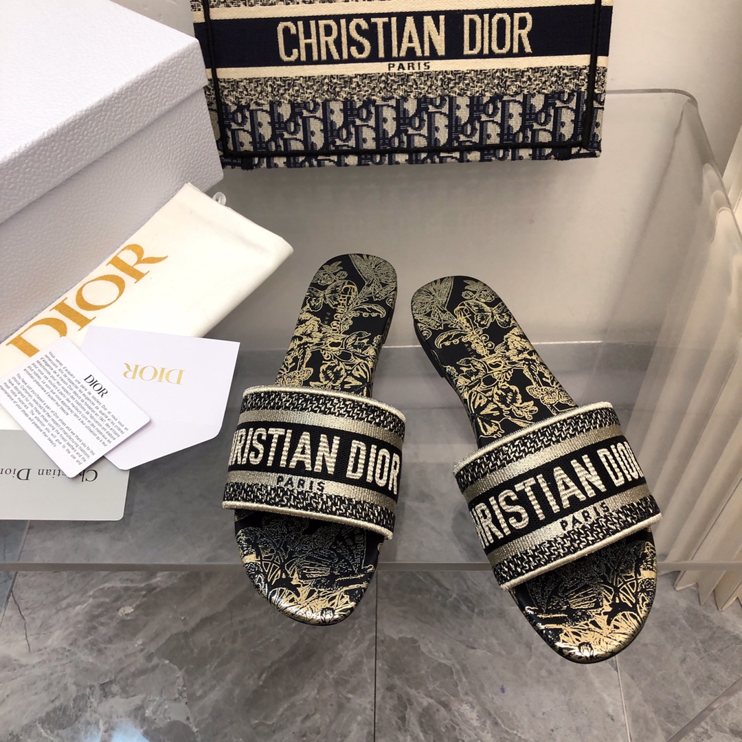 NO:167431,2025- No. 147 Colors, New Jacquard Embroidered Sandals in Early Spring, As the main style of D's presbyterian embroidery series sandals, there is a new color every year, and it will be out of stock as soon as it is new. The embroidery design has a three-dimensional and exquisite feeling, simple and generous, and is not picky at all. It can be held on any occasion, making people love it. Exclusive customized letter three-dimensional embroidery upper, high-density electric embroidery technology, without any connection, overlap, perfect quality, and complex craftsmanship. Consistent with the original version, comfortable and soft, pay attention to discernment. Italian leather outsole Size35-40 (41 and 42 can be ordered without return and exchange) More than a dozen colors are available, slippers, dior, slippers, Leather soles198609092025- 147号花色 早春新款提花刺绣凉拖鞋♀  作为D家主打款老花刺绣系列凉拖,每年都会新色,一出新就立马断货,刺绣设计有立体感非常精致,简单大方,完全不挑人,任何场合都能hold住,让人爱不释手 独家订制字母立体刺绣鞋面,高密度电绣工艺,没有任何的连线、重合,完美品质,复杂工艺.与原版一致,舒适柔软,注意辨别.意大利真皮大底Size35-40（41、42可订不退换）十几种颜色可选,拖鞋,dior,slippers,Leather soles,Women's Shoes