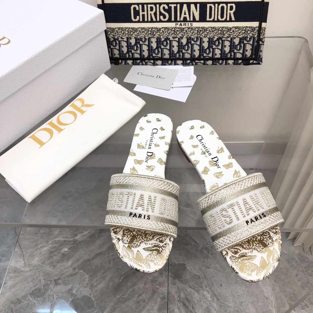 NO:167433,2025- No. 148 Colors, New Jacquard Embroidered Sandals in Early Spring, As the main style of D's presbyterian embroidery series sandals, there are new colors every year, and they are out of stock as soon as they are new. The embroidery design has a three-dimensional and exquisite feeling, simple and generous, and is not picky at all. It can be held on any occasion, making people love it. Exclusive customized letter three-dimensional embroidery upper, high-density electric embroidery technology, without any connection, overlap, perfect quality, and complex craftsmanship. Consistent with the original version, comfortable and soft, pay attention to discernment. Italian leather outsole Size35-40 (41 and 42 can be ordered without return and exchange) More than a dozen colors are available, slippers, dior, slippers, Leather soles198609092025- 148号花色 早春新款提花刺绣凉拖鞋♀  作为D家主打款老花刺绣系列凉拖,每年都会新色,一出新就立马断货,刺绣设计有立体感非常精致,简单大方,完全不挑人,任何场合都能hold住,让人爱不释手 独家订制字母立体刺绣鞋面,高密度电绣工艺,没有任何的连线、重合,完美品质,复杂工艺.与原版一致,舒适柔软,注意辨别.意大利真皮大底Size35-40（41、42可订不退换）十几种颜色可选,拖鞋,dior,slippers,Leather soles,Women's Shoes