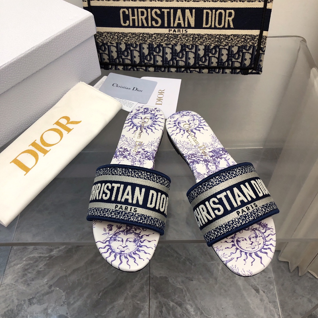 NO:167437,2025-160 Colors, New Jacquard Embroidered Sandals in Early Spring, As the main style of D's presbyterian embroidery series sandals, there are new colors every year, and they are out of stock as soon as they are new. The embroidery design has a three-dimensional and exquisite feeling, simple and generous, and is not picky at all. It can be held on any occasion, making people love it. Exclusive customized letter three-dimensional embroidery upper, high-density electric embroidery technology, without any connection, overlap, perfect quality, and complex craftsmanship. Consistent with the original version, comfortable and soft, pay attention to discernment. Italian leather outsole Size35-40 (41 and 42 can be ordered without return and exchange) More than a dozen colors are available, slippers, dior, slippers, Leather soles198609092025- 160号花色 早春新款提花刺绣凉拖鞋♀  作为D家主打款老花刺绣系列凉拖,每年都会新色,一出新就立马断货,刺绣设计有立体感非常精致,简单大方,完全不挑人,任何场合都能hold住,让人爱不释手 独家订制字母立体刺绣鞋面,高密度电绣工艺,没有任何的连线、重合,完美品质,复杂工艺.与原版一致,舒适柔软,注意辨别.意大利真皮大底Size35-40（41、42可订不退换）十几种颜色可选,拖鞋,dior,slippers,Leather soles,Women's Shoes