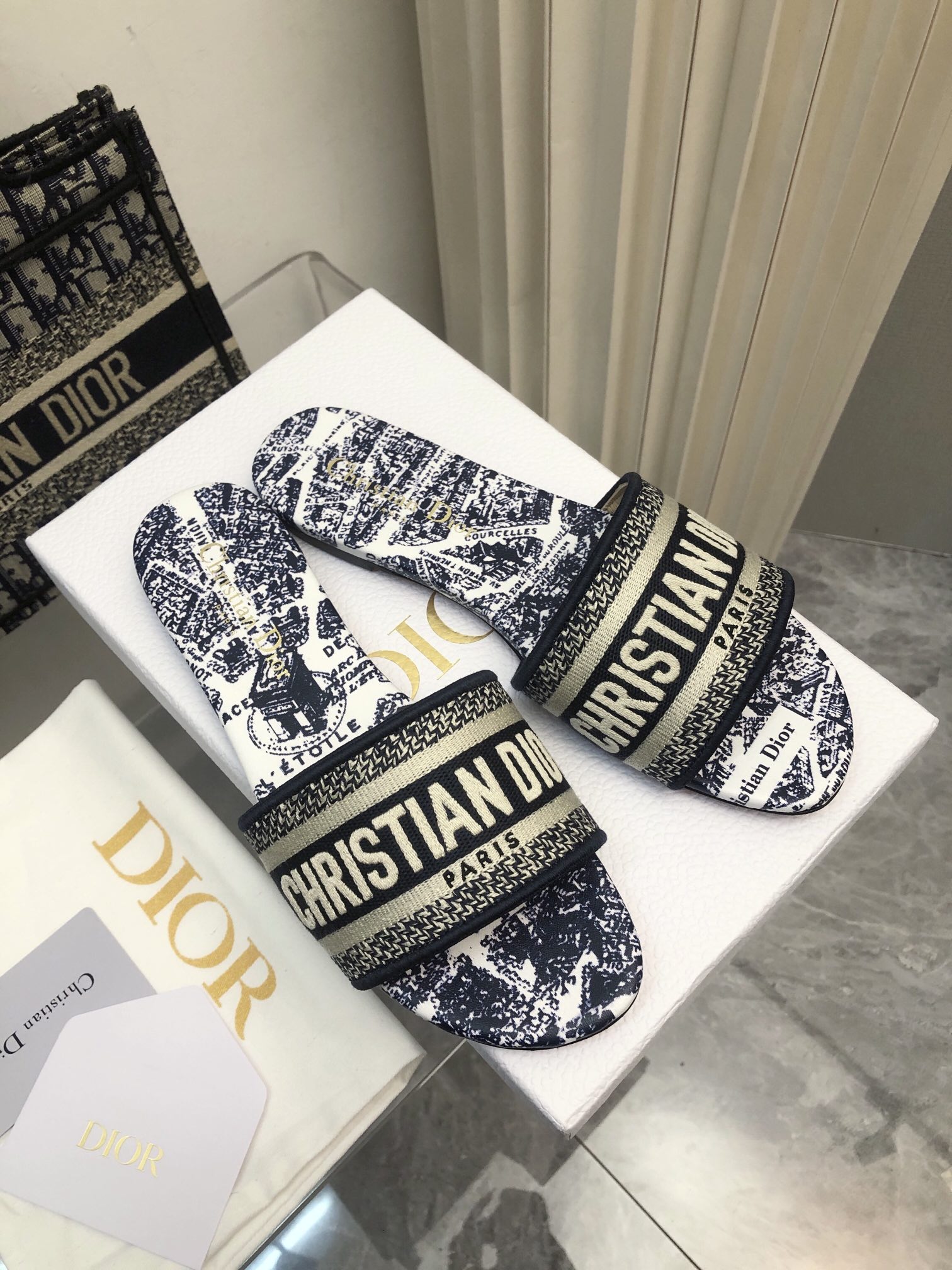 NO:167451,2025- No. 167 New jacquard embroidered sandals in early spring ♀ As D's main presbyterian embroidery series sandals, there is a new color every year, and it will be out of stock as soon as it is new. The embroidery design has a three-dimensional and exquisite feeling, simple and generous, and is not picky at all. It can be held on any occasion, making people love it. Exclusive customized letter three-dimensional embroidery upper, high-density electric embroidery technology, without any connection, overlap, perfect quality, and complex craftsmanship. Consistent with the original version, comfortable and soft, pay attention to discernment. Italian leather outsole Size35-40 (41 and 42 can be ordered without return and exchange) More than a dozen colors are available, slippers, dior, slippers, Leather soles198609092025- 167号花色 早春新款提花刺绣凉拖鞋♀  作为D家主打款老花刺绣系列凉拖,每年都会新色,一出新就立马断货,刺绣设计有立体感非常精致,简单大方,完全不挑人,任何场合都能hold住,让人爱不释手 独家订制字母立体刺绣鞋面,高密度电绣工艺,没有任何的连线、重合,完美品质,复杂工艺.与原版一致,舒适柔软,注意辨别.意大利真皮大底Size35-40（41、42可订不退换）十几种颜色可选,拖鞋,dior,slippers,Leather soles,Women's Shoes