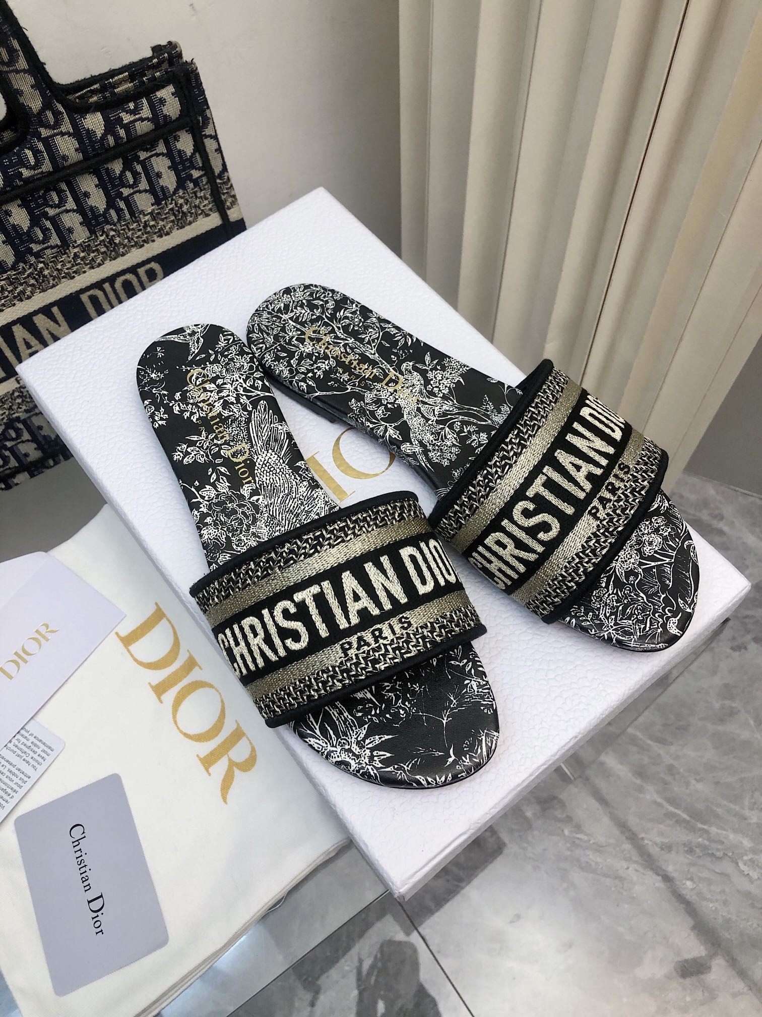 NO:167453,2025- No. 168 Colors, New Jacquard Embroidered Sandals in Early Spring, As the main style of D's presbyterian embroidery series sandals, there are new colors every year, and they are out of stock as soon as they are new. The embroidery design has a three-dimensional and exquisite feeling, simple and generous, and is not picky at all. It can be held on any occasion, making people love it. Exclusive customized letter three-dimensional embroidery upper, high-density electric embroidery technology, without any connection, overlap, perfect quality, and complex craftsmanship. Consistent with the original version, comfortable and soft, pay attention to discernment. Italian leather outsole Size35-40 (41 and 42 can be ordered without return and exchange) More than a dozen colors are available, slippers, dior, slippers, Leather soles198609092025- 168号花色 早春新款提花刺绣凉拖鞋♀  作为D家主打款老花刺绣系列凉拖,每年都会新色,一出新就立马断货,刺绣设计有立体感非常精致,简单大方,完全不挑人,任何场合都能hold住,让人爱不释手 独家订制字母立体刺绣鞋面,高密度电绣工艺,没有任何的连线、重合,完美品质,复杂工艺.与原版一致,舒适柔软,注意辨别.意大利真皮大底Size35-40（41、42可订不退换）十几种颜色可选,拖鞋,dior,slippers,Leather soles,Women's Shoes