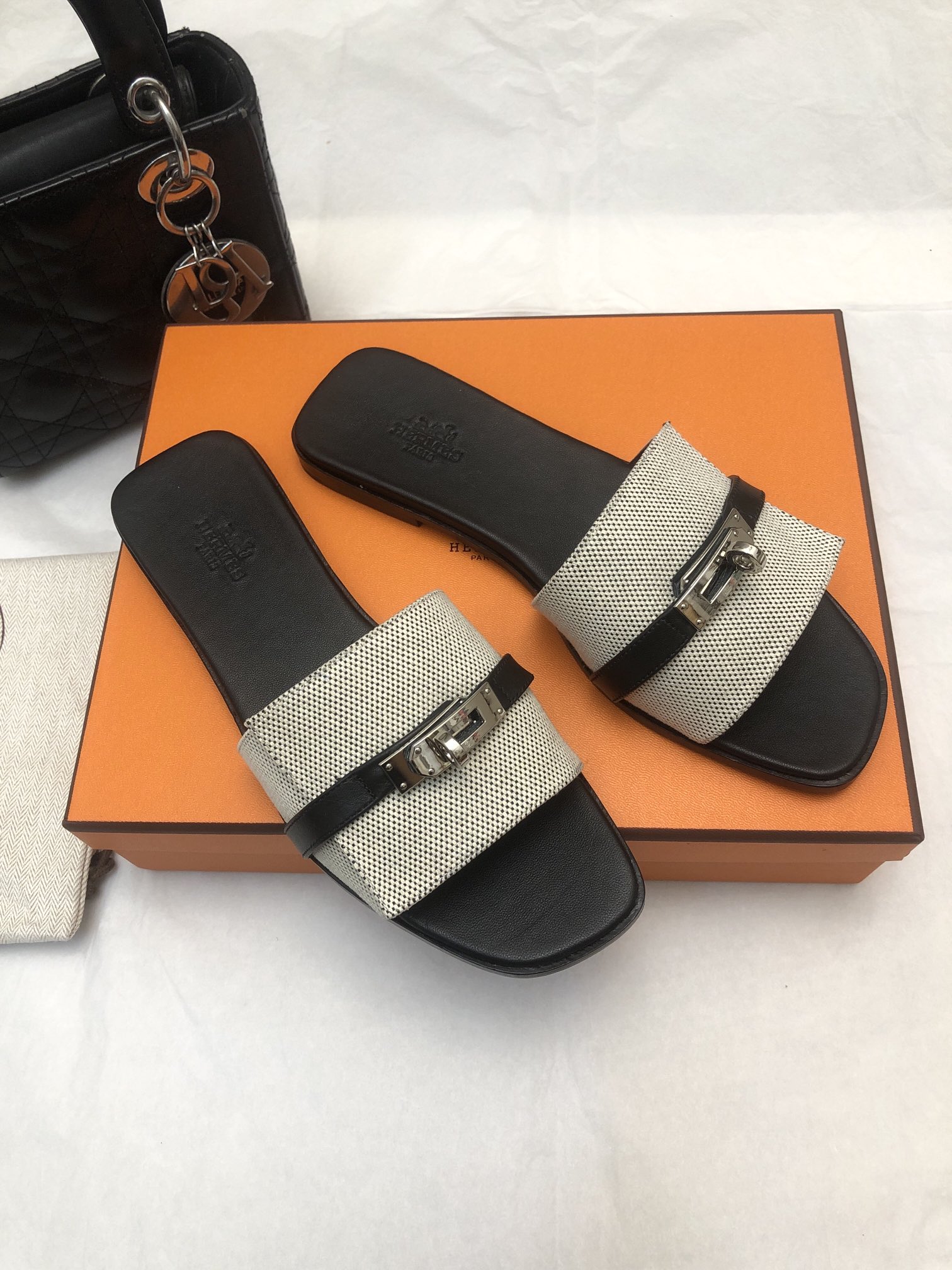 NO:174147,2025- HERME..S Classic kelly drag series Original calf leather material Different colors match with rose gold Silver kelly inner lambskin imported Italian cowhide Size 35-40 (41 42 custom made without return or exchange), slippers, hermes, slippers, cowhide, sheepskin198609092025- HERME..S 经典kelly 拖 系列 原版小牛皮材质 不同颜色分别 搭配玫瑰金 银色kelly 内里 小羊皮 意大利进口牛皮 码数 35-40（41 42定制不退换）,拖鞋,hermes,slippers,cowhide,sheepskin,Women's Shoes