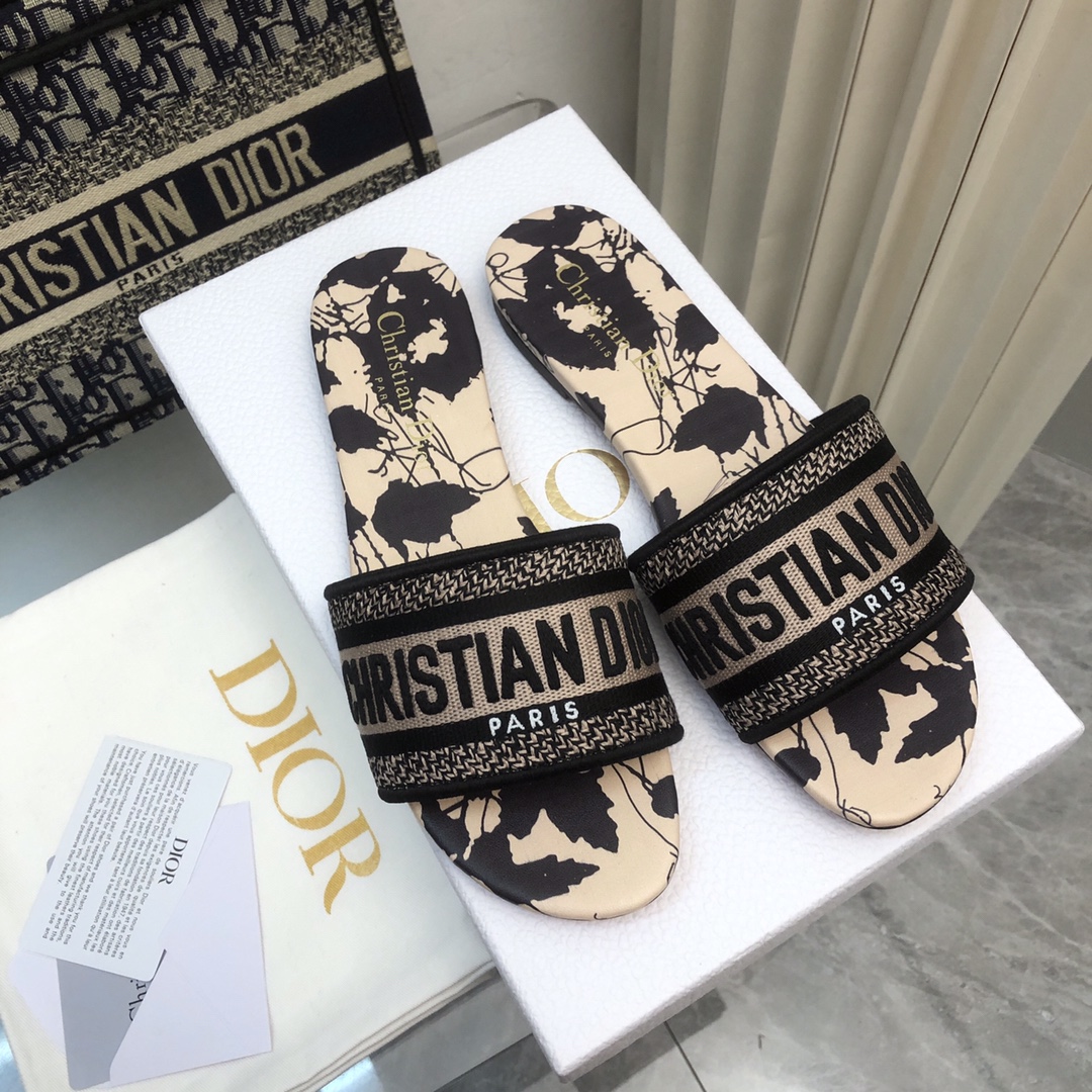 NO:167435,2025- No. 159 New style jacquard embroidered sandals in early spring ♀ As D's main presbyterian embroidery series sandals, there are new colors every year and they are out of stock as soon as they are new. The embroidery design has a three-dimensional and exquisite feeling, simple and generous, and is not picky at all. It can be held on any occasion, making people love it. Exclusive customized letter three-dimensional embroidery upper, high-density electric embroidery process, without any connection, overlap, perfect quality, and complex craftsmanship. Consistent with the original version, comfortable and soft, pay attention to discernment. Italian leather outsole Size35-40 (41 and 42 can be ordered without return and exchange) More than a dozen colors are available, slippers, dior, slippers, Leather soles198609092025- 159号花色 早春新款提花刺绣凉拖鞋♀  作为D家主打款老花刺绣系列凉拖,每年都会新色,一出新就立马断货,刺绣设计有立体感非常精致,简单大方,完全不挑人,任何场合都能hold住,让人爱不释手 独家订制字母立体刺绣鞋面,高密度电绣工艺,没有任何的连线、重合,完美品质,复杂工艺.与原版一致,舒适柔软,注意辨别.意大利真皮大底Size35-40（41、42可订不退换）十几种颜色可选,拖鞋,dior,slippers,Leather soles,Women's Shoes