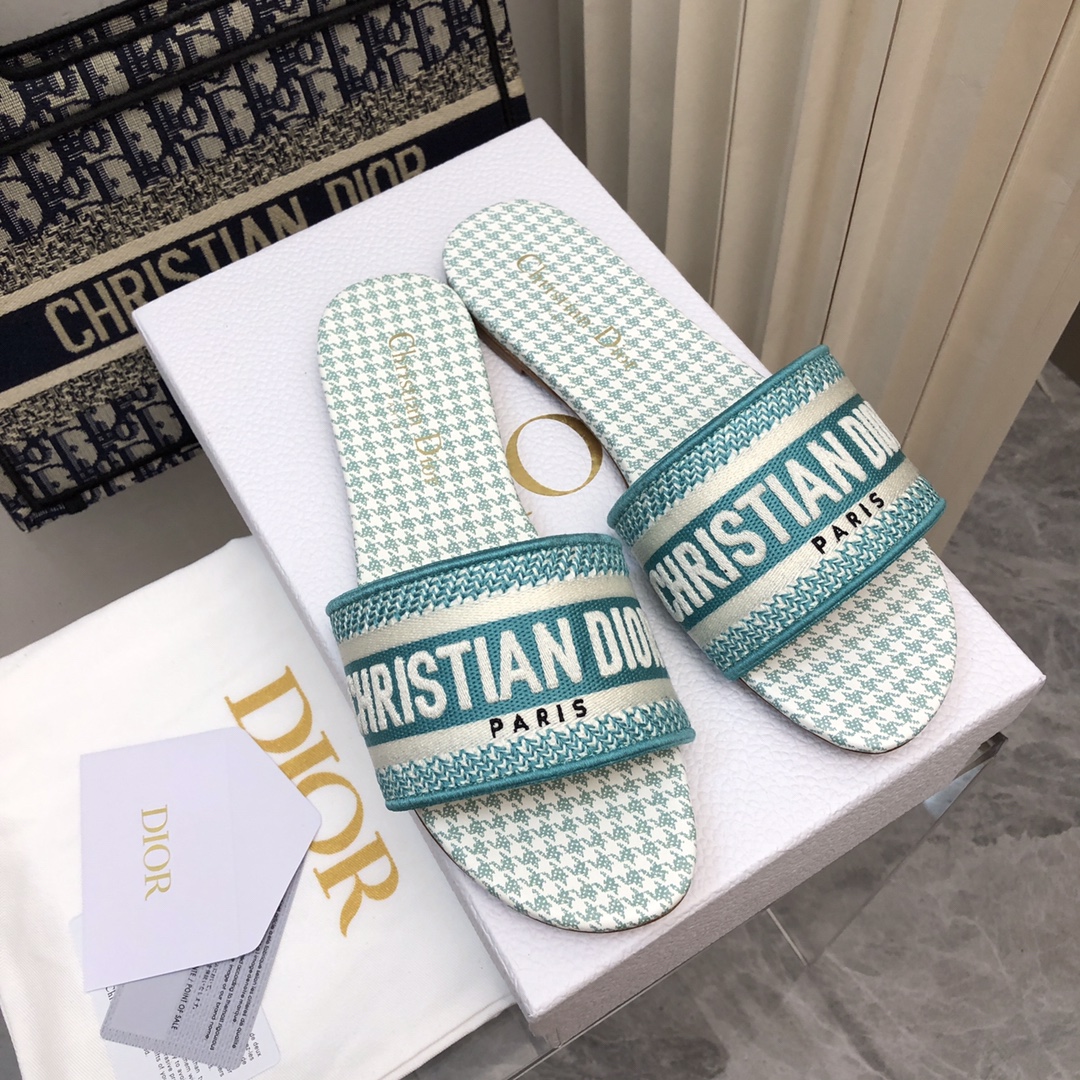 NO:167502,2025-179 Colors New Jacquard Embroidered Sandals in Early Spring ♀ As D's main presbyterian embroidery series sandals, there are new colors every year and they are out of stock as soon as they are new. The embroidery design has a three-dimensional and exquisite feeling, simple and generous, and is not picky at all. It can be held on any occasion, making people love it. Exclusive customized letter three-dimensional embroidery upper, high-density electric embroidery technology, without any connection, overlap, perfect quality, and complex craftsmanship. Consistent with the original version, comfortable and soft, pay attention to discernment. Italian leather outsole Size35-40 (41 and 42 can be ordered without return and exchange) More than a dozen colors are available, slippers, dior, slippers, Leather soles198609092025- 179号花色 早春新款提花刺绣凉拖鞋♀  作为D家主打款老花刺绣系列凉拖,每年都会新色,一出新就立马断货,刺绣设计有立体感非常精致,简单大方,完全不挑人,任何场合都能hold住,让人爱不释手 独家订制字母立体刺绣鞋面,高密度电绣工艺,没有任何的连线、重合,完美品质,复杂工艺.与原版一致,舒适柔软,注意辨别.意大利真皮大底Size35-40（41、42可订不退换）十几种颜色可选,拖鞋,dior,slippers,Leather soles,Women's Shoes