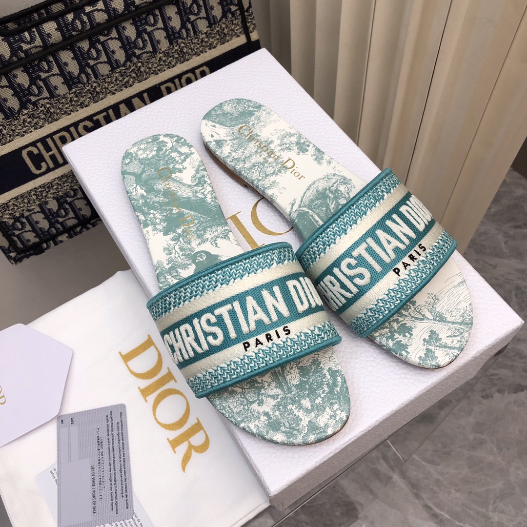 NO:167503,2025-180 Colors, New Jacquard Embroidered Sandals in Early Spring, As the main style of D's presbyterian embroidery series sandals, there are new colors every year, and they are out of stock as soon as they are new. The embroidery design has a three-dimensional and exquisite feeling, simple and generous, and is not picky at all. It can be held on any occasion, making people love it. Exclusive customized letter three-dimensional embroidery upper, high-density electric embroidery technology, without any connection, overlap, perfect quality, and complex craftsmanship. Consistent with the original version, comfortable and soft, pay attention to discernment. Italian leather outsole Size35-40 (41 and 42 can be ordered without return and exchange) More than a dozen colors are available, slippers, dior, slippers, Leather soles198609092025- 180号花色 早春新款提花刺绣凉拖鞋♀  作为D家主打款老花刺绣系列凉拖,每年都会新色,一出新就立马断货,刺绣设计有立体感非常精致,简单大方,完全不挑人,任何场合都能hold住,让人爱不释手 独家订制字母立体刺绣鞋面,高密度电绣工艺,没有任何的连线、重合,完美品质,复杂工艺.与原版一致,舒适柔软,注意辨别.意大利真皮大底Size35-40（41、42可订不退换）十几种颜色可选,拖鞋,dior,slippers,Leather soles,Women's Shoes