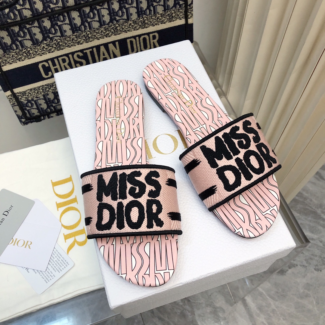 NO:167465,2025-186 Colors, New Jacquard Embroidered Sandals in Early Spring, As the main style of D's presbyterian embroidery series sandals, there are new colors every year, and they are out of stock as soon as they are new. The embroidery design has a three-dimensional and exquisite feeling, simple and generous, and is not picky at all. It can be held on any occasion, making people love it. Exclusive customized letter three-dimensional embroidery upper, high-density electric embroidery technology, without any connection, overlap, perfect quality, and complex craftsmanship. Consistent with the original version, comfortable and soft, pay attention to discernment. Italian leather outsole Size35-40 (41 and 42 can be ordered without return and exchange) More than a dozen colors are available, slippers, dior, slippers, Leather soles198609092025- 186号花色 早春新款提花刺绣凉拖鞋♀  作为D家主打款老花刺绣系列凉拖,每年都会新色,一出新就立马断货,刺绣设计有立体感非常精致,简单大方,完全不挑人,任何场合都能hold住,让人爱不释手 独家订制字母立体刺绣鞋面,高密度电绣工艺,没有任何的连线、重合,完美品质,复杂工艺.与原版一致,舒适柔软,注意辨别.意大利真皮大底Size35-40（41、42可订不退换）十几种颜色可选,拖鞋,dior,slippers,Leather soles,Women's Shoes